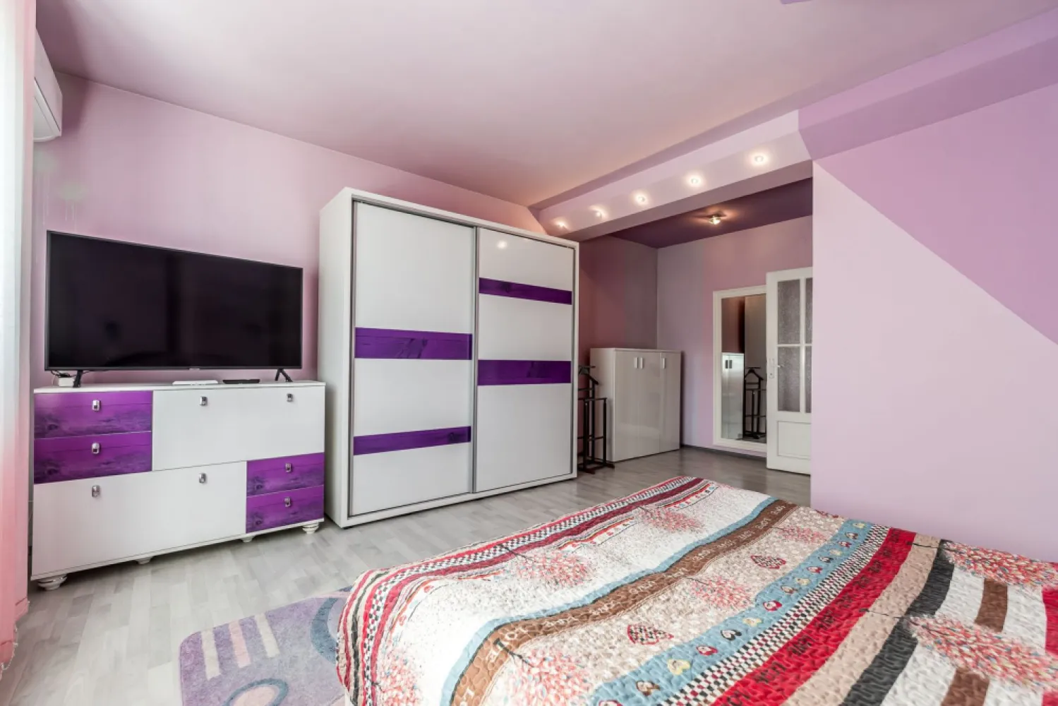 Casă spațioasă în mijlocul orasului, Str. Constantin Brâncuși - Comision 0%
Vă prezentăm o proprietate cu poziționare excelentă, situată în mijlocul orașului, pe strada Constantin Brâncuși, în spatele magazinului Kaufland, într-o zonă cu acces rapid către principalele puncte de interes. Datorită amplasării și suprafeței generoase, imobilul oferă un potențial ridicat atât pentru locuință, cât și pentru activități profesionale sau comerciale.

Casa a fost construită în anul 2001, din beton și BCA, și a beneficiat de lucrări de renovare în 2018, fiind bine întreținută și pregătită pentru diverse tipuri de utilizare.
Caracteristici proprietate
Regim de înălțime: Demisol + Parter + Etaj + Mansardă
Suprafață construită la sol: 110 mp
Teren: 415 mp
Front stradal: 15 ml
Dotări și utilități
Centrală proprie pe gaz de mare capacitate
Construcție solidă din beton și BCA

Toate utilitățile disponibile: gaz, curent, apă, canalizare

Spațiul generos și compartimentarea pe mai multe niveluri permit amenajarea proprietății în funcție de nevoi: locuință familială spațioasă, sediu de firmă, clinică, birouri, pensiune urbană sau alte activități.

📌 Notă: ultima imagine este cu titlu informativ și reprezintă o randare a potențialului de renovare a fațadei, pentru a evidenția posibilitățile de modernizare ale imobilului.

📞 Pentru detalii și programarea unei vizionări:
Blaga Flavius – 0754467525 Consultant imobiliar acreditat APAIR (Asociația Profesională a Agenților Imobiliari din România)

Nu dispui de toată suma? Te ajutăm noi gratuit! Îți obținem oferte de la 16 bănci.
Ai o proprietate de vânzare în Arad și vrei să știi cât valorează cu adevărat?

Birou: ACASĂ | Agenție imobiliară Arad
Adresă: Bulevardul Decebal 2, Arad 310133