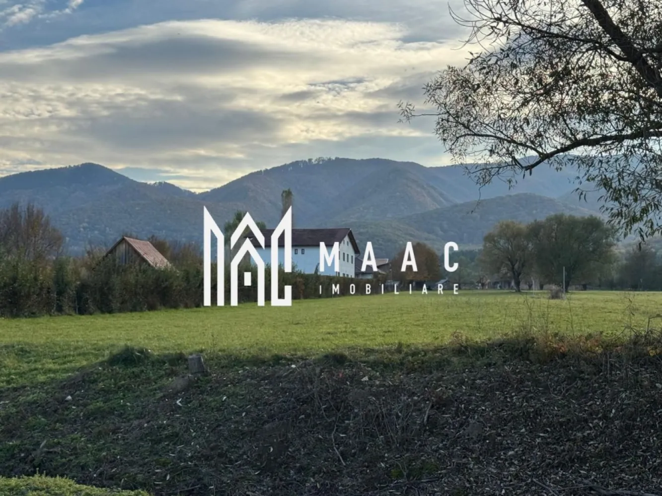 Teren | 1000 MP | Intravilan | Oportunitate investiție | Sadu - Tocile - MAAC Imobiliare vă propune spre vânzare un teren situat într-o zonă superbă, aflat în imediata apropiere a orașului. Proprietatea reprezintă o oportunitate excelentă atât pentru construcția unei locuințe individuale, cât și pentru o casă de vacanță, fiind amplasată într-un cadru natural liniștit care oferă o panoramă deosebită. Terenul se distinge printr-o deschidere generoasă la stradă de 18,5 metri liniari, caracteristică ce permite o configurare optimă a viitoarei construcții și a accesului auto. În ceea ce privește infrastructura, menționăm că rețelele de utilități se află în zona de proximitate a parcelei, fapt ce va facilita procesul ulterior de racordare la rețeaua publică. Conform datelor din Certificatul de Urbanism, terenul este pretabil pentru edificarea de locuințe individuale de tip urban sau case de vacanță cu regim mic de înălțime. Indicatorii urbanistici permit o dezvoltare eficientă a spațiului. Regimul de înălțime admis oferă flexibilitate proiectului, fiind autorizabile construcții pe nivelurile Parter, Parter și Mansardă, Parter și Etaj sau, Parter, Etaj și Mansardă. Pentru programarea unei vizionări sau alte informații suplimentare , contactați-ne telefonic specificând ID: CP2881742. }}