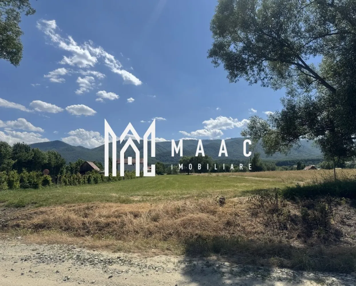 Teren | 1000 MP | Intravilan | Oportunitate investiție | Sadu - Tocile - MAAC Imobiliare vă propune spre vânzare un teren situat într-o zonă superbă, aflat în imediata apropiere a orașului. Proprietatea reprezintă o oportunitate excelentă atât pentru construcția unei locuințe individuale, cât și pentru o casă de vacanță, fiind amplasată într-un cadru natural liniștit care oferă o panoramă deosebită. Terenul se distinge printr-o deschidere generoasă la stradă de 18,5 metri liniari, caracteristică ce permite o configurare optimă a viitoarei construcții și a accesului auto. În ceea ce privește infrastructura, menționăm că rețelele de utilități se află în zona de proximitate a parcelei, fapt ce va facilita procesul ulterior de racordare la rețeaua publică. Conform datelor din Certificatul de Urbanism, terenul este pretabil pentru edificarea de locuințe individuale de tip urban sau case de vacanță cu regim mic de înălțime. Indicatorii urbanistici permit o dezvoltare eficientă a spațiului. Regimul de înălțime admis oferă flexibilitate proiectului, fiind autorizabile construcții pe nivelurile Parter, Parter și Mansardă, Parter și Etaj sau, Parter, Etaj și Mansardă. Pentru programarea unei vizionări sau alte informații suplimentare , contactați-ne telefonic specificând ID: CP2881742. }}