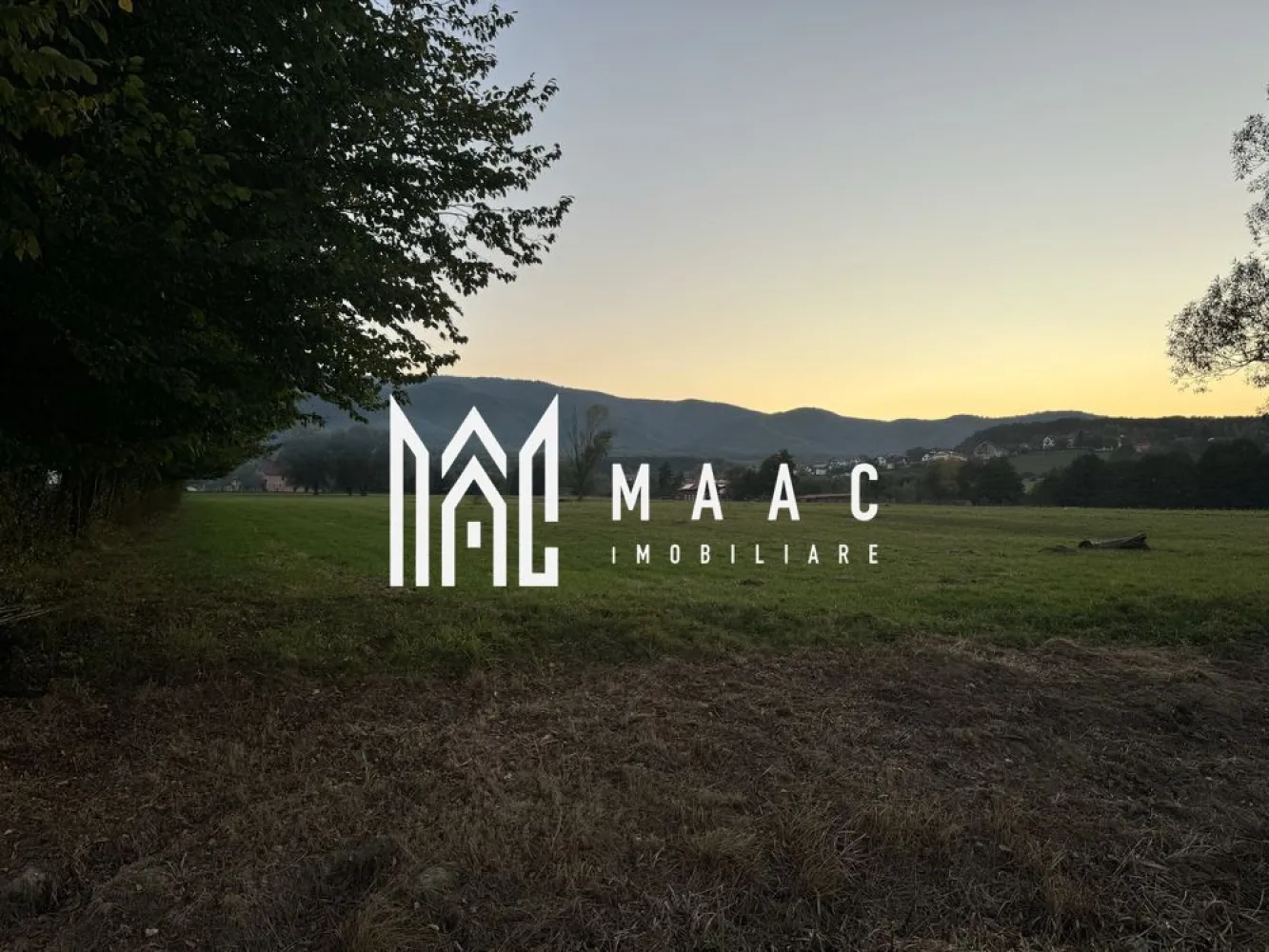 Teren | 1000 MP | Intravilan | Oportunitate investiție | Sadu - Tocile - MAAC Imobiliare vă propune spre vânzare un teren situat într-o zonă superbă, aflat în imediata apropiere a orașului. Proprietatea reprezintă o oportunitate excelentă atât pentru construcția unei locuințe individuale, cât și pentru o casă de vacanță, fiind amplasată într-un cadru natural liniștit care oferă o panoramă deosebită. Terenul se distinge printr-o deschidere generoasă la stradă de 18,5 metri liniari, caracteristică ce permite o configurare optimă a viitoarei construcții și a accesului auto. În ceea ce privește infrastructura, menționăm că rețelele de utilități se află în zona de proximitate a parcelei, fapt ce va facilita procesul ulterior de racordare la rețeaua publică. Conform datelor din Certificatul de Urbanism, terenul este pretabil pentru edificarea de locuințe individuale de tip urban sau case de vacanță cu regim mic de înălțime. Indicatorii urbanistici permit o dezvoltare eficientă a spațiului. Regimul de înălțime admis oferă flexibilitate proiectului, fiind autorizabile construcții pe nivelurile Parter, Parter și Mansardă, Parter și Etaj sau, Parter, Etaj și Mansardă. Pentru programarea unei vizionări sau alte informații suplimentare , contactați-ne telefonic specificând ID: CP2881742. }}