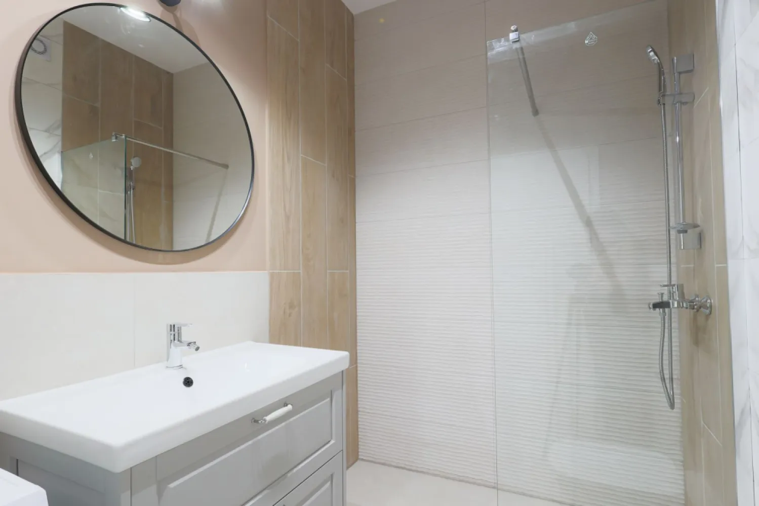 Apartament in cel mai nou bloc ARED RED9, fără agenție - comision 0 - Am plăcerea sa iți propun spre vânzare direct de la dezvoltatorul imobiliar, fără comision, un apartament nou cu un dormitor în noul cartier ARED City 9, situat pe Calea Aurel Vlaicu nr 14, în imediata apropiere a Atrium Mall, apartamentul cu numărul 38.
Prețul afișat este pentru plata integrală până la 30.09.2026, apartament finisat și mobilat.

Apartamentul situat la etajul 5, are centrală proprie pe gaz, se predă LA CHEIE. 
Atenție, apartamentul se vinde ca investiție, cu chiriași.
📢 Atenție! Detalii preț și TVA:
💰 Prețul este 139.929 EUR (TVA 21% inclus 
🏢 Dacă este cumpărat de o firmă plătitoare de TVA, prețul 115.644 EUR. (TVA 21 % - taxare inversa )
📌 Apartamentul se achiziționează prin plata unui avans de 25% din valoarea sa. Pentru plata integrală până la 31.05.2026 se acordă un discount de 3% aplicabil pe restul sumei, în speță pe diferența de 75%.

Apartamentul beneficiază de încălzire în pardoseală, gresie și parchet, sistem de casă inteligentă, ușă metalică la intrare și uși MDF la interior, baia funcțională, uși exterioare PVC, gri antracit la exterior, alb la interior cu profile de adâncime de 80mm realizate cu 6 camere de izolare, cu geam tripan.

Nu ratați șansa de a vă transforma acest apartament într-un cămin al visurilor dumneavoastră!
Sună-mă acum pentru mai multe detalii și pentru a stabili o vizionare la 0724694458 Dorel Veres consultant imobiliar ARED Birou Centru
Nu dispui de toată suma? Te ajutăm noi gratuit! Îți obținem oferte de la 16 bănci.

Ai o proprietate de vânzare în Arad și vrei să știi cât valorează cu adevărat?

Sună-mă pentru o evaluare gratuită, fără obligații.

Birou: ACASĂ | Agenție imobiliară Arad
Adresă: Bulevardul Decebal 2, Arad 310133
