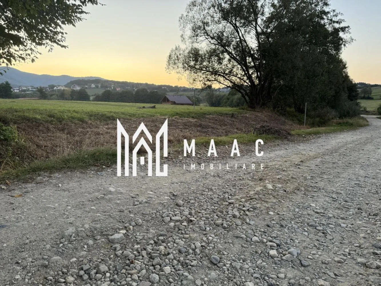 Teren | 1000 MP | Intravilan | Oportunitate investiție | Sadu - Tocile - MAAC Imobiliare vă propune spre vânzare un teren situat într-o zonă superbă, aflat în imediata apropiere a orașului. Proprietatea reprezintă o oportunitate excelentă atât pentru construcția unei locuințe individuale, cât și pentru o casă de vacanță, fiind amplasată într-un cadru natural liniștit care oferă o panoramă deosebită. Terenul se distinge printr-o deschidere generoasă la stradă de 18,5 metri liniari, caracteristică ce permite o configurare optimă a viitoarei construcții și a accesului auto. În ceea ce privește infrastructura, menționăm că rețelele de utilități se află în zona de proximitate a parcelei, fapt ce va facilita procesul ulterior de racordare la rețeaua publică. Conform datelor din Certificatul de Urbanism, terenul este pretabil pentru edificarea de locuințe individuale de tip urban sau case de vacanță cu regim mic de înălțime. Indicatorii urbanistici permit o dezvoltare eficientă a spațiului. Regimul de înălțime admis oferă flexibilitate proiectului, fiind autorizabile construcții pe nivelurile Parter, Parter și Mansardă, Parter și Etaj sau, Parter, Etaj și Mansardă. Pentru programarea unei vizionări sau alte informații suplimentare , contactați-ne telefonic specificând ID: CP2881742. }}