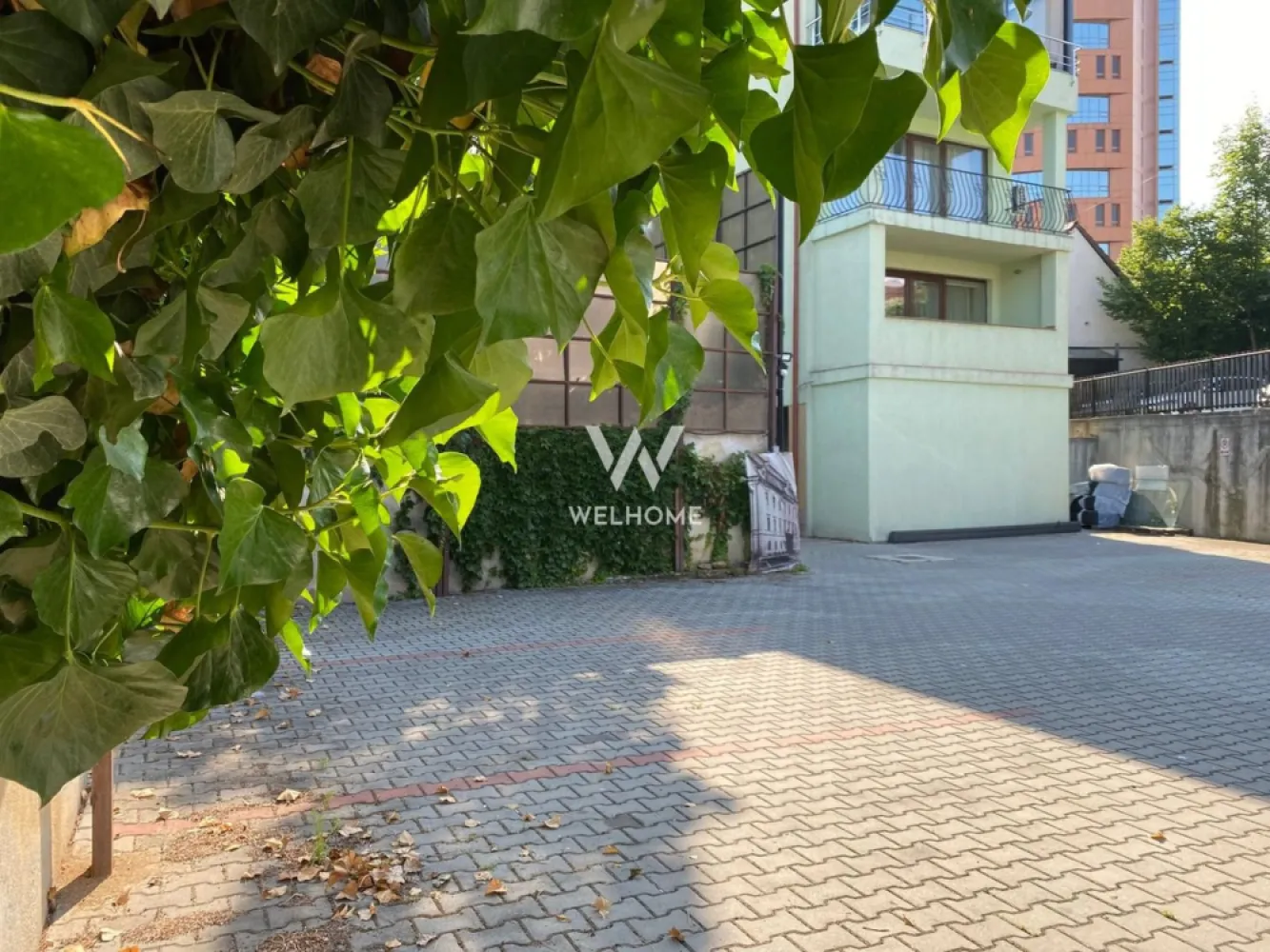 Spatiu comercial/birou, str.Scoala De Inot, Sibiu - Spre inchiriere spatiu comercial/birou cu acces securizat si locuri de parcare gratuite, zona centrala mai exact strada Scoala de Inot.

Detalii:
- Suprafata utila 22mp
- Acces prin bariera
- Receptie
- Locuri de parcare
- Servicii de igienizare si intretinere spatiu

Avantaje:
- Transport public in zona
- Cafenele
- Parcul Sub Arini

Se ofera spre chirie pe termen lung de minim 12 luni cu posibilitate de prelungire.