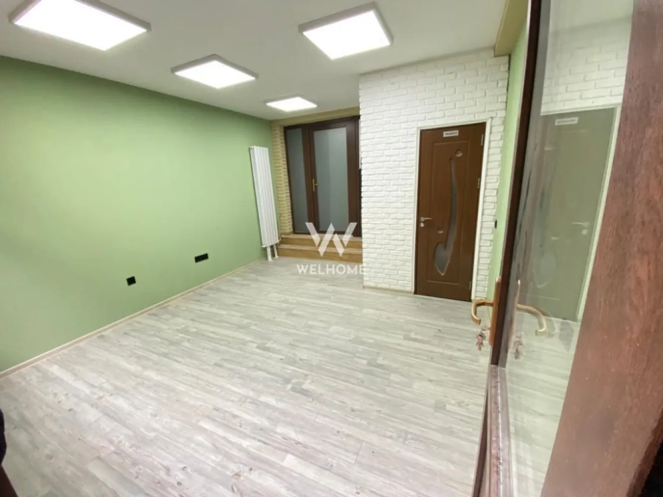 Spatiu comercial/birou, str.Scoala De Inot, Sibiu - Spre inchiriere spatiu comercial/birou cu acces securizat si locuri de parcare gratuite, zona centrala mai exact strada Scoala de Inot.

Detalii:
- Suprafata utila 22mp
- Acces prin bariera
- Receptie
- Locuri de parcare
- Servicii de igienizare si intretinere spatiu

Avantaje:
- Transport public in zona
- Cafenele
- Parcul Sub Arini

Se ofera spre chirie pe termen lung de minim 12 luni cu posibilitate de prelungire.