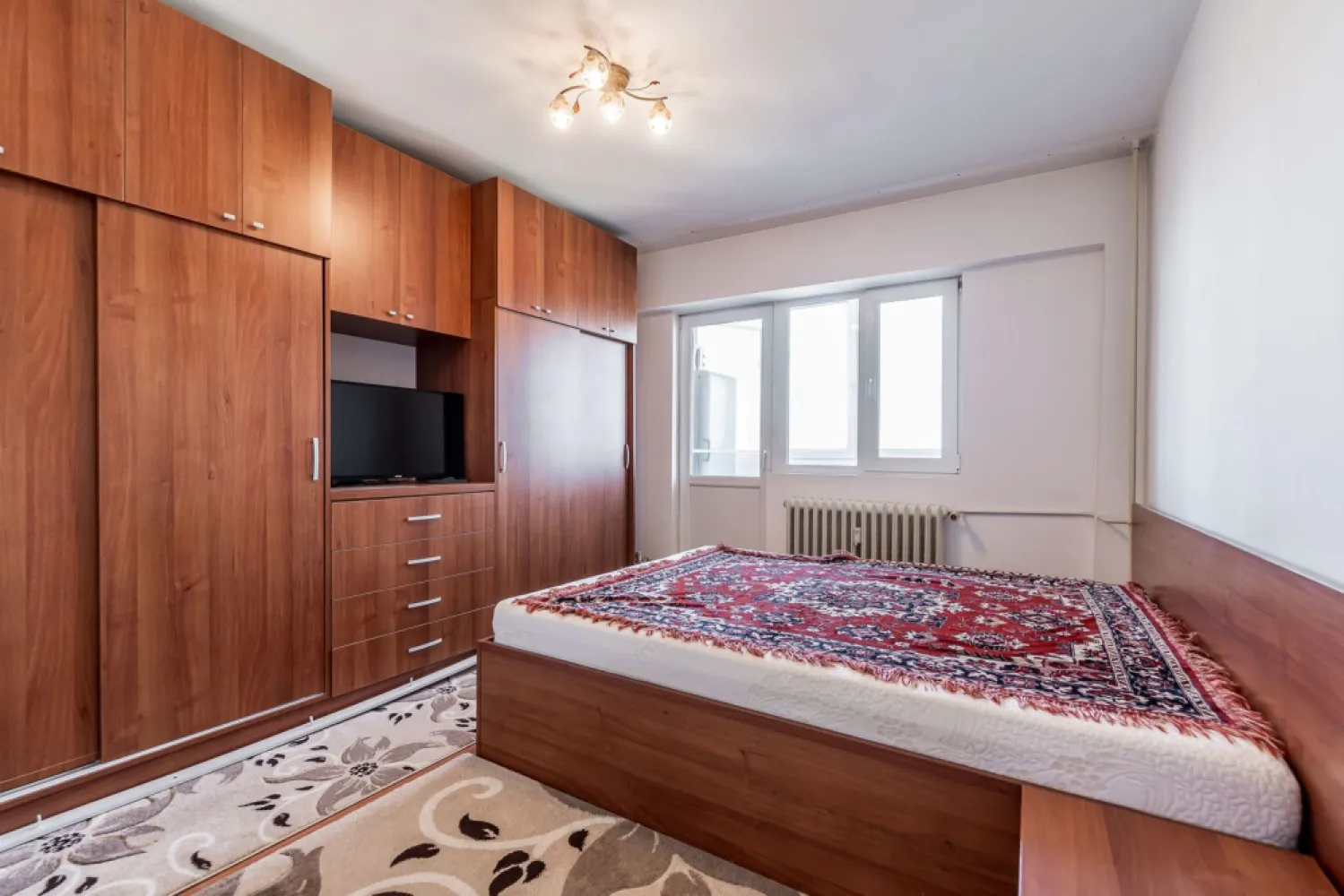 Apartament cu 3 camere în Podgoria Arad, vedere frumoasă, 2 balcoane - Apartament listat pentru prima dată la vânzare, situat în Podgoria Arad, una dintre cele mai căutate zone ale orașului – considerată punctul 0 al Aradului și cel mai important nod rutier și pietonal.

Locuința este amplasată la etajul 8 din 10, într-un bloc cu lift, oferind priveliște frumoasă către oraș, fiind ferită de agitația străzii.

Apartamentul este potrivit pentru o familie cu copil care își dorește să locuiască ultracentral, aproape de școli, transport public, magazine și zonele de interes ale orașului.

Compartimentare:
Apartament decomandat complet.
3 camere, bucătărie, baie cu geam, 2 balcoane,spatii de depozitare

✔ Poziție excelentă în Podgoria
✔ Etaj superior cu priveliște deschisă
✔ Bloc cu lift
✔ 2 balcoane
✔ Baie cu geam pentru aerisire naturală
✔ Preț atractiv pentru această zonă

📞 Pentru detalii și programare vizionare:
Andrei Caracioni
Telefon: 0757 662 907

Cod proprietate: CP2948668