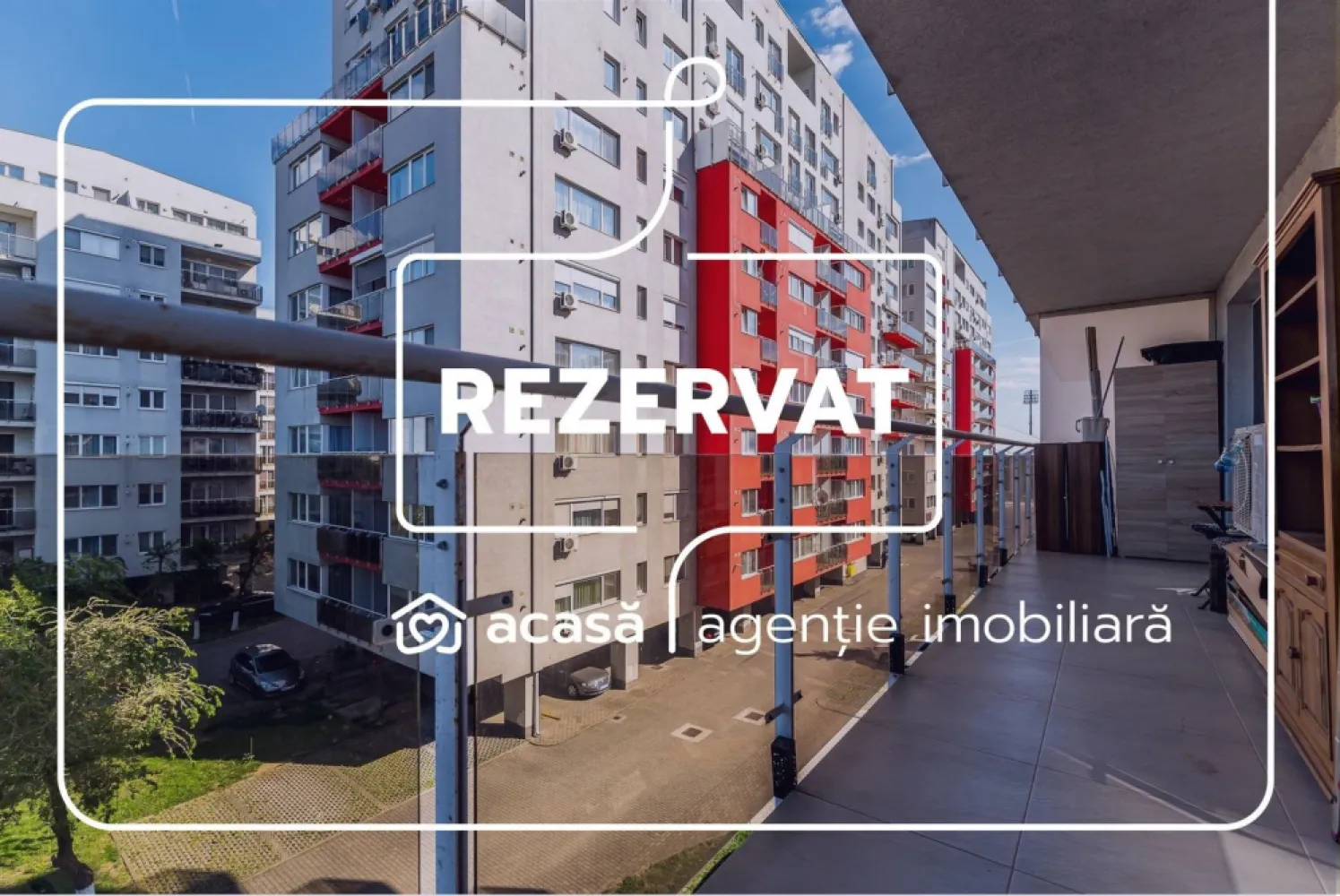 REZERVAT! Apartament 2 camere ARED UTA cu balcon 16 mp - COMISION 0 - Vă propun spre vânzare un apartament modern cu 2 camere, situat în complexul ARED UTA, într-un bloc construit în anul 2010.
Locuința are o suprafață construită de 74 mp și o suprafață utilă totală de 56 mp, fiind alcătuită din:

- sufragerie spațioasă, deschisă cu bucătăria
- dormitor confortabil
- hol
- baie cu geam
- balcon generos dispus pe toată suprafața apartamentului

Apartamentul se află la etajul 3 din 8 și beneficiază de o poziționare S-E, ceea ce îi oferă lumină naturală pe tot parcursul zilei. În plus, vederea este deschisă, neobstrucționată de alte clădiri.

Blocul este dotat cu 2 lifturi și este izolat termic, contribuind la costuri reduse de întreținere. Încălzirea se realizează pe gaz, prin centrala proprie a blocului. Apartamentul dispune și de aer condiționat pentru un confort sporit.

Datorită poziției și compartimentării, proprietatea este ideală atât pentru locuit, cât și pentru investiție – închiriere în regim hotelier sau pe termen lung.

Pentru mai multe detalii sau pentru a programa o vizionare:
📞 0755 274 519 - Daniel Hord – Consultant imobiliar

Nu dispui de toată suma? Te ajutăm noi gratuit! Îți obținem oferte de la 16 bănci.
Ai o proprietate de vânzare în Arad și vrei să știi cât valorează cu adevărat?
Sună-mă pentru o evaluare gratuită, fără obligații!

Birou: ACASĂ | Agenție imobiliară Arad
Bulevardul Decebal 2, Arad 310133