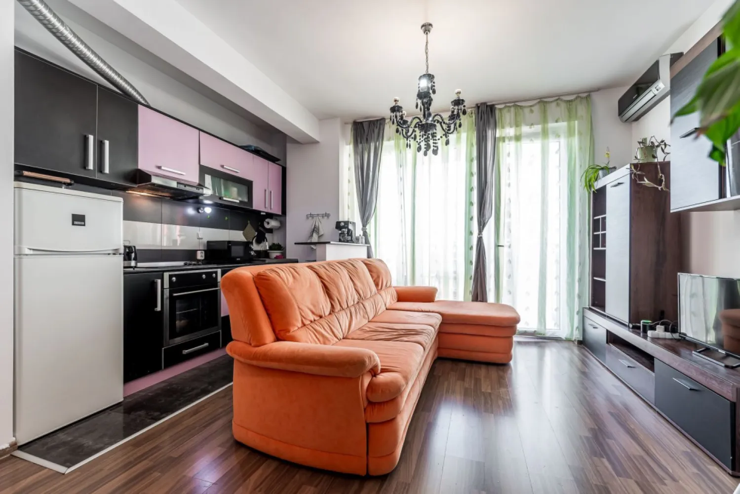 REZERVAT! Apartament 2 camere ARED UTA cu balcon 16 mp - COMISION 0 - Vă propun spre vânzare un apartament modern cu 2 camere, situat în complexul ARED UTA, într-un bloc construit în anul 2010.
Locuința are o suprafață construită de 74 mp și o suprafață utilă totală de 56 mp, fiind alcătuită din:

- sufragerie spațioasă, deschisă cu bucătăria
- dormitor confortabil
- hol
- baie cu geam
- balcon generos dispus pe toată suprafața apartamentului

Apartamentul se află la etajul 3 din 8 și beneficiază de o poziționare S-E, ceea ce îi oferă lumină naturală pe tot parcursul zilei. În plus, vederea este deschisă, neobstrucționată de alte clădiri.

Blocul este dotat cu 2 lifturi și este izolat termic, contribuind la costuri reduse de întreținere. Încălzirea se realizează pe gaz, prin centrala proprie a blocului. Apartamentul dispune și de aer condiționat pentru un confort sporit.

Datorită poziției și compartimentării, proprietatea este ideală atât pentru locuit, cât și pentru investiție – închiriere în regim hotelier sau pe termen lung.

Pentru mai multe detalii sau pentru a programa o vizionare:
📞 0755 274 519 - Daniel Hord – Consultant imobiliar

Nu dispui de toată suma? Te ajutăm noi gratuit! Îți obținem oferte de la 16 bănci.
Ai o proprietate de vânzare în Arad și vrei să știi cât valorează cu adevărat?
Sună-mă pentru o evaluare gratuită, fără obligații!

Birou: ACASĂ | Agenție imobiliară Arad
Bulevardul Decebal 2, Arad 310133