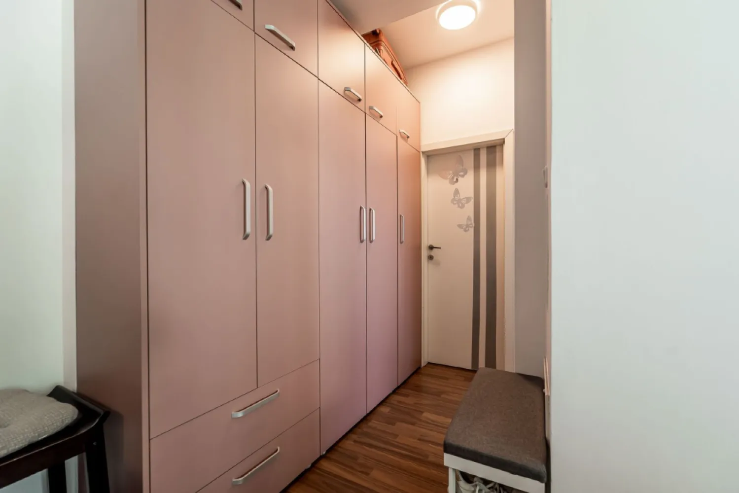 REZERVAT! Apartament 2 camere ARED UTA cu balcon 16 mp - COMISION 0 - Vă propun spre vânzare un apartament modern cu 2 camere, situat în complexul ARED UTA, într-un bloc construit în anul 2010.
Locuința are o suprafață construită de 74 mp și o suprafață utilă totală de 56 mp, fiind alcătuită din:

- sufragerie spațioasă, deschisă cu bucătăria
- dormitor confortabil
- hol
- baie cu geam
- balcon generos dispus pe toată suprafața apartamentului

Apartamentul se află la etajul 3 din 8 și beneficiază de o poziționare S-E, ceea ce îi oferă lumină naturală pe tot parcursul zilei. În plus, vederea este deschisă, neobstrucționată de alte clădiri.

Blocul este dotat cu 2 lifturi și este izolat termic, contribuind la costuri reduse de întreținere. Încălzirea se realizează pe gaz, prin centrala proprie a blocului. Apartamentul dispune și de aer condiționat pentru un confort sporit.

Datorită poziției și compartimentării, proprietatea este ideală atât pentru locuit, cât și pentru investiție – închiriere în regim hotelier sau pe termen lung.

Pentru mai multe detalii sau pentru a programa o vizionare:
📞 0755 274 519 - Daniel Hord – Consultant imobiliar

Nu dispui de toată suma? Te ajutăm noi gratuit! Îți obținem oferte de la 16 bănci.
Ai o proprietate de vânzare în Arad și vrei să știi cât valorează cu adevărat?
Sună-mă pentru o evaluare gratuită, fără obligații!

Birou: ACASĂ | Agenție imobiliară Arad
Bulevardul Decebal 2, Arad 310133