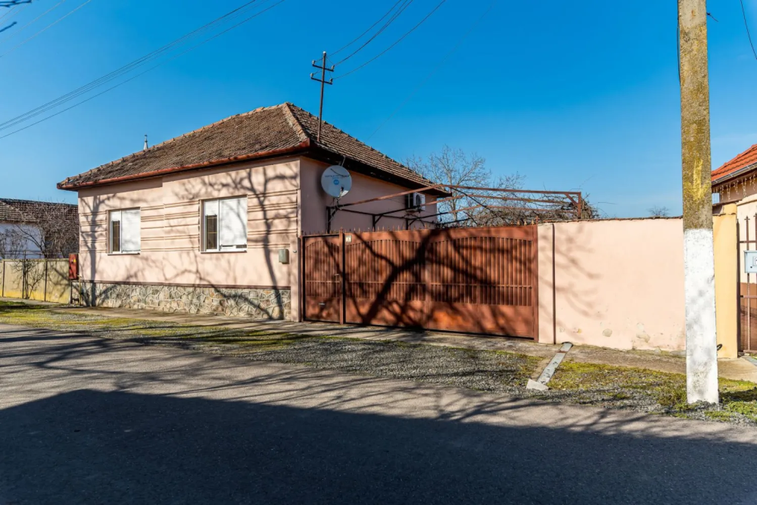 Casa ideală pentru familie: școală la 3 min. Zonă foarte liniștită. - O proprietate potrivită pentru o familie care își dorește liniște, spațiu și acces rapid la școală și grădiniță.

Casa este situată în zona veche din Vladimirescu, o zonă apreciată pentru străzile liniștite, fără trafic intens, diferită de cartierele noi aflate în dezvoltare.
Un mare avantaj pentru familiile cu copii: grădinița și școala sunt la aproximativ 3 minute de mers pe jos, astfel încât cei mici pot ajunge ușor și în siguranță.

Locuința principală este construită din cărămidă și are o compartimentare practică:

2 dormitoare
living foarte spațios
bucătărie
baie generoasă cu cadă mare

Un plus important al proprietății este anexa/apartamentul lipit de casa principală, cu baie proprie, ideal pentru:
bunici care locuiesc aproape de familie
un adolescent care își dorește mai multă independență
sau chiar un spațiu pentru oaspeți.

Curtea oferă spațiu verde și loc suficient pentru serile liniștite petrecute în familie, iar în fața casei există locuri de parcare.
Proprietatea mai dispune de 2 garaje spațioase, utile atât pentru mașini, cât și pentru depozitare.

Dacă îți dorești o casă într-o zonă liniștită, cu acces rapid la școală și spațiu pentru întreaga familie, această proprietate merită văzută.

Pentru detalii și programarea unei vizionări:
Andrei Caracioni – Acasă Arad
📞 0757 662 907

Cod proprietate: CP2942178