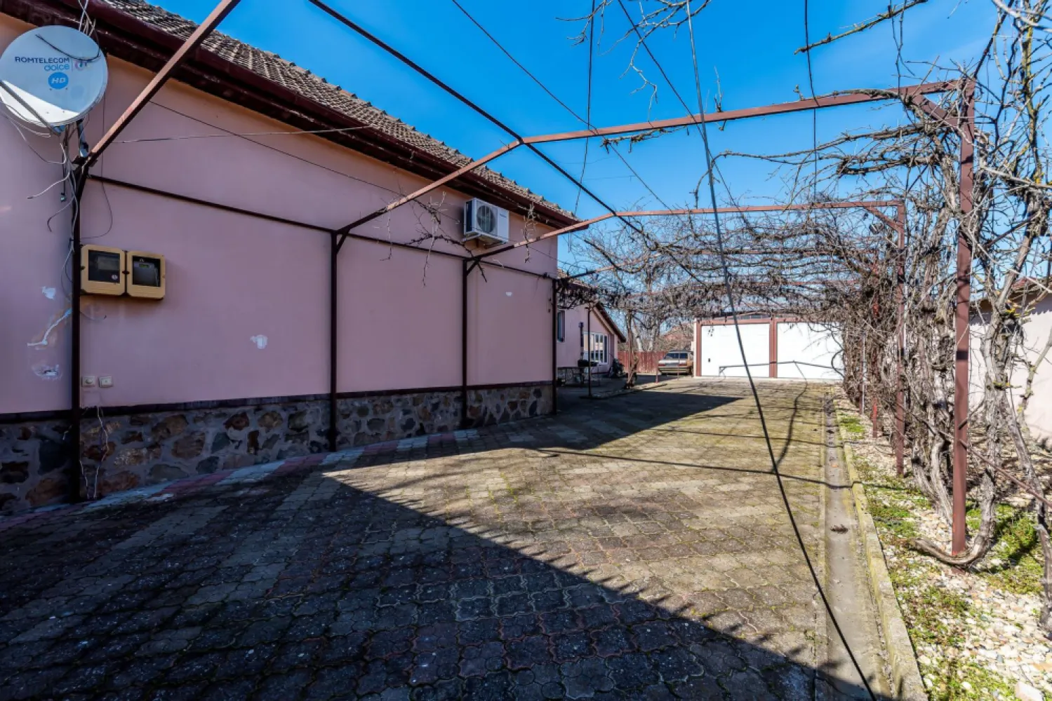 Casa ideală pentru familie: școală la 3 min. Zonă foarte liniștită. - O proprietate potrivită pentru o familie care își dorește liniște, spațiu și acces rapid la școală și grădiniță.

Casa este situată în zona veche din Vladimirescu, o zonă apreciată pentru străzile liniștite, fără trafic intens, diferită de cartierele noi aflate în dezvoltare.
Un mare avantaj pentru familiile cu copii: grădinița și școala sunt la aproximativ 3 minute de mers pe jos, astfel încât cei mici pot ajunge ușor și în siguranță.

Locuința principală este construită din cărămidă și are o compartimentare practică:

2 dormitoare
living foarte spațios
bucătărie
baie generoasă cu cadă mare

Un plus important al proprietății este anexa/apartamentul lipit de casa principală, cu baie proprie, ideal pentru:
bunici care locuiesc aproape de familie
un adolescent care își dorește mai multă independență
sau chiar un spațiu pentru oaspeți.

Curtea oferă spațiu verde și loc suficient pentru serile liniștite petrecute în familie, iar în fața casei există locuri de parcare.
Proprietatea mai dispune de 2 garaje spațioase, utile atât pentru mașini, cât și pentru depozitare.

Dacă îți dorești o casă într-o zonă liniștită, cu acces rapid la școală și spațiu pentru întreaga familie, această proprietate merită văzută.

Pentru detalii și programarea unei vizionări:
Andrei Caracioni – Acasă Arad
📞 0757 662 907

Cod proprietate: CP2942178