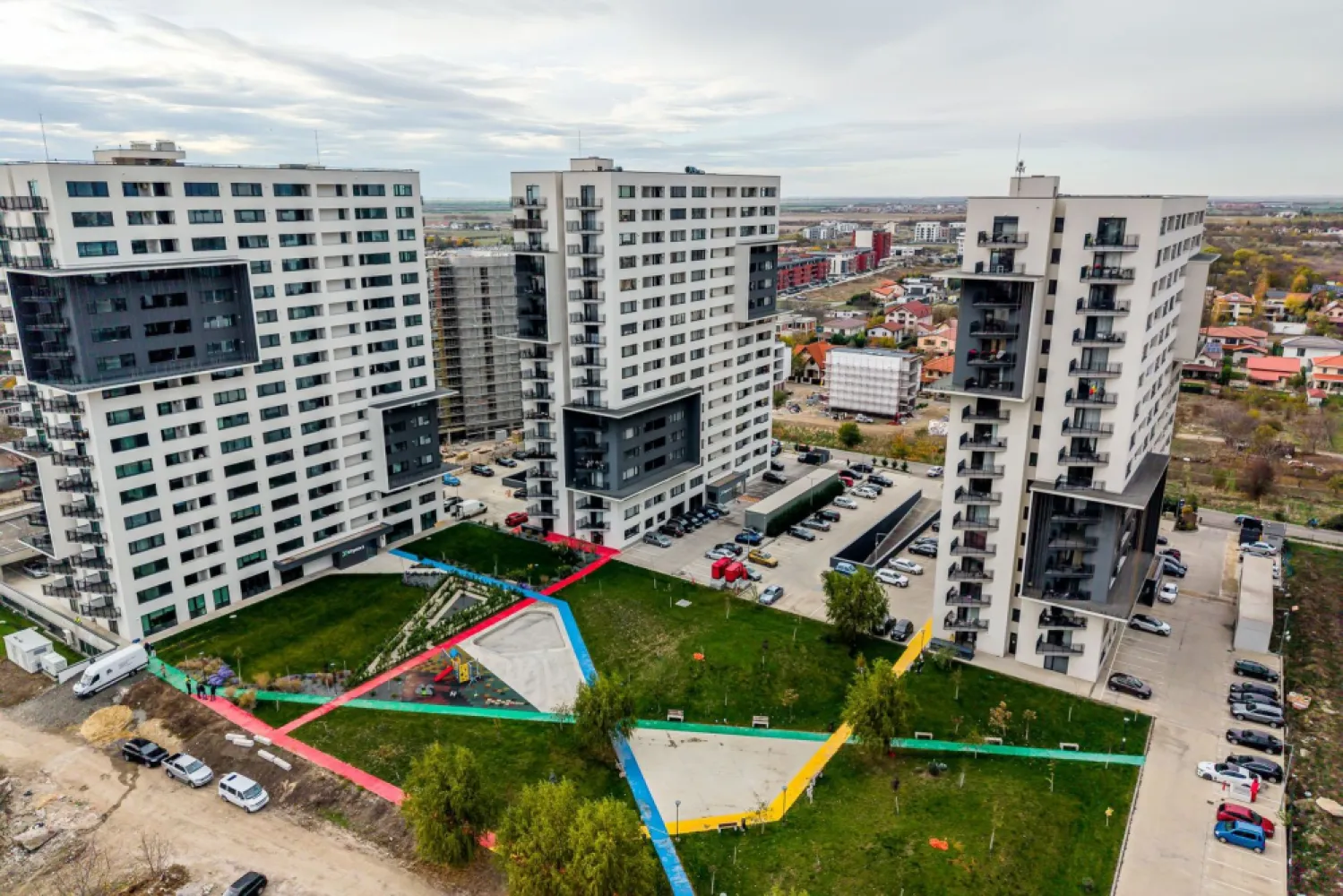 Apartament cu 3 camere și parcare subterană - XCity Timișoara - Apartament spațios cu 3 camere situat în ansamblul rezidențial XCity Towers, una dintre cele mai moderne dezvoltări din Timișoara.

📏 Suprafață utilă: 69 mp
🏢 Etaj: 5 / 11
🛁 Băi: 2
📦 Compartimentare: decomandată
🚗 Parcare subterană inclusă

Apartamentul se află în fază de construcție, cu predare în martie 2026, și se livrează complet finisat, la cheie:

✅ Încălzire în pardoseală
✅ Tâmplărie din aluminiu
✅ Izolație fonică – ziduri duble
✅ Parchet și uși interioare incluse
✅ Obiecte sanitare și baterii pentru baie

Preț - 154,500 + TVA

📍 Locație excelentă, cu acces facil la principalele puncte de interes din oraș. Ideal atât pentru locuință personală, cât și ca investiție.
 Nu dispui de toată suma? Te ajutăm noi gratuit! Îți obținem oferte de la 16 bănci.

📞 Lucian Marc
Consultant Imobiliar – Acasă
📱 0746 093 329
