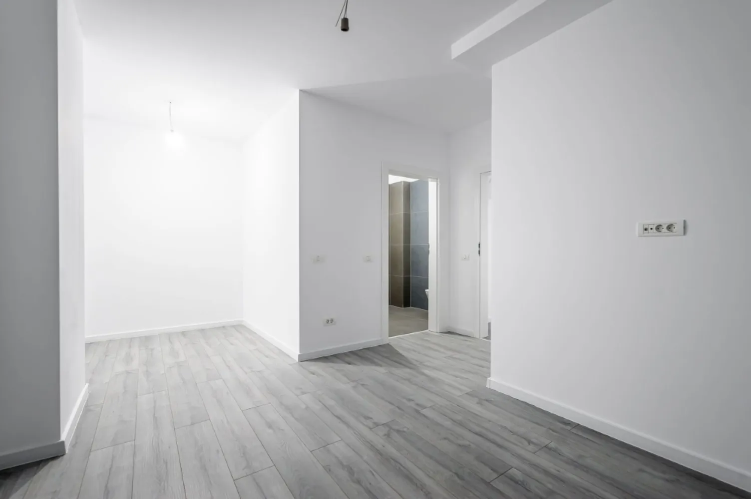 Apartament cu 3 camere și parcare subterană - XCity Timișoara - Apartament spațios cu 3 camere situat în ansamblul rezidențial XCity Towers, una dintre cele mai moderne dezvoltări din Timișoara.

📏 Suprafață utilă: 69 mp
🏢 Etaj: 5 / 11
🛁 Băi: 2
📦 Compartimentare: decomandată
🚗 Parcare subterană inclusă

Apartamentul se află în fază de construcție, cu predare în martie 2026, și se livrează complet finisat, la cheie:

✅ Încălzire în pardoseală
✅ Tâmplărie din aluminiu
✅ Izolație fonică – ziduri duble
✅ Parchet și uși interioare incluse
✅ Obiecte sanitare și baterii pentru baie

Preț - 154,500 + TVA

📍 Locație excelentă, cu acces facil la principalele puncte de interes din oraș. Ideal atât pentru locuință personală, cât și ca investiție.
 Nu dispui de toată suma? Te ajutăm noi gratuit! Îți obținem oferte de la 16 bănci.

📞 Lucian Marc
Consultant Imobiliar – Acasă
📱 0746 093 329
