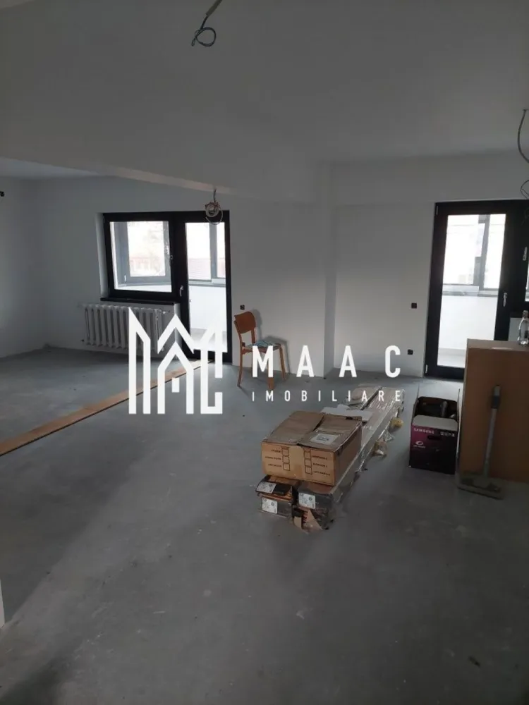 Apartament 3 camere | Calea lui Traian | Renovat - Apartament 3 camere, zonă centrală – Calea lui Traian, Râmnicu Vâlcea MAAC Imobiliare vă propune spre vânzare un apartament spațios cu 3 camere, situat în zona centrală a municipiului Râmnicu Vâlcea, pe Calea lui Traian, una dintre cele mai căutate și bine cotate locații din oraș. Apartamentul are o suprafață totală de 88 mp și o suprafață utilă de 78 mp, fiind compartimentat modern, cu living open-space și bucătărie, ideal pentru un stil de viață contemporan. Dispune de două grupuri sanitare, un real avantaj pentru confortul zilnic. Imobilul a fost renovat complet, cu instalațiile electrice și sanitare schimbate, fiind pregătit pentru montarea centralei termice proprii (circuit realizat). Necesită doar ultimele detalii de finisare, oferind viitorului proprietar libertatea de a-l personaliza după propriul gust. Este situat la etajul 4 din 4, cu acoperiș, ceea ce asigură protecție suplimentară și un plus de liniște. Locația centrală oferă acces rapid către instituții, magazine, școli, mijloace de transport și zone de interes ale orașului. O proprietate ideală atât pentru locuit, cât și pentru investiție. Pentru mai multe informații sau pentru programarea unei vizionări, vă invităm să contactați MAAC Imobiliare. ID: CP2903925 }}