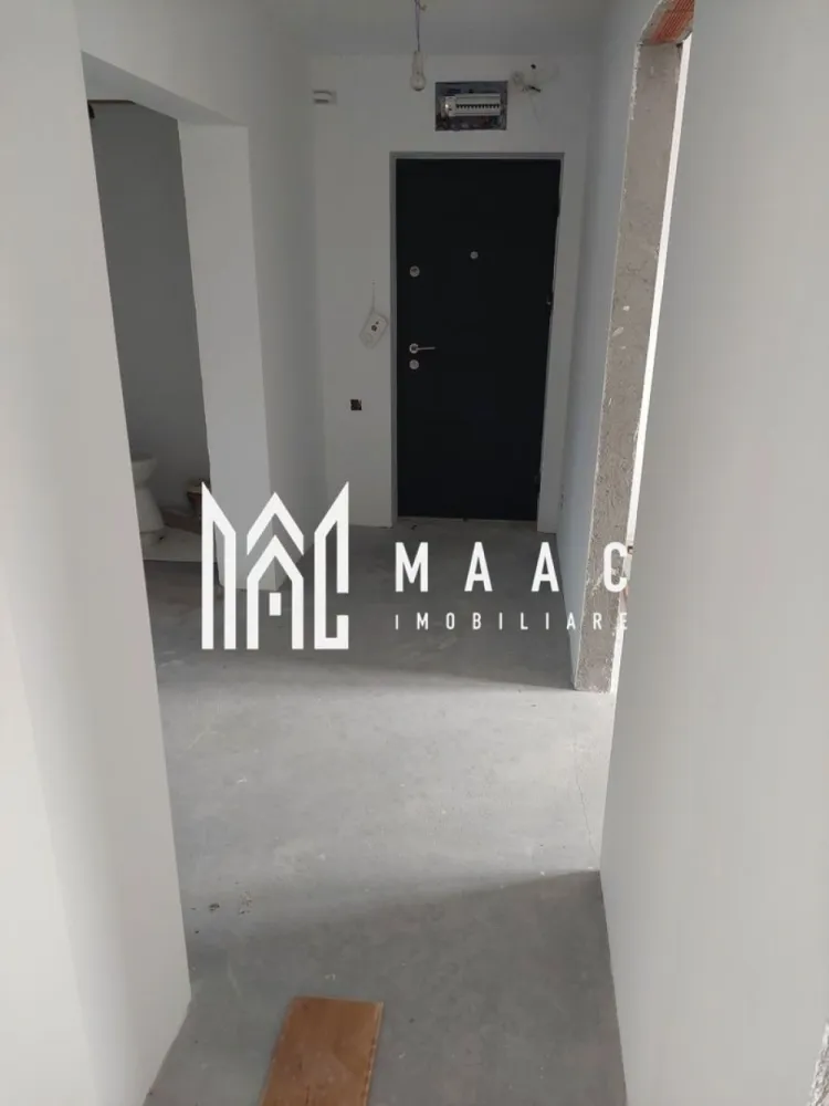 Apartament 3 camere | Calea lui Traian | Renovat - Apartament 3 camere, zonă centrală – Calea lui Traian, Râmnicu Vâlcea MAAC Imobiliare vă propune spre vânzare un apartament spațios cu 3 camere, situat în zona centrală a municipiului Râmnicu Vâlcea, pe Calea lui Traian, una dintre cele mai căutate și bine cotate locații din oraș. Apartamentul are o suprafață totală de 88 mp și o suprafață utilă de 78 mp, fiind compartimentat modern, cu living open-space și bucătărie, ideal pentru un stil de viață contemporan. Dispune de două grupuri sanitare, un real avantaj pentru confortul zilnic. Imobilul a fost renovat complet, cu instalațiile electrice și sanitare schimbate, fiind pregătit pentru montarea centralei termice proprii (circuit realizat). Necesită doar ultimele detalii de finisare, oferind viitorului proprietar libertatea de a-l personaliza după propriul gust. Este situat la etajul 4 din 4, cu acoperiș, ceea ce asigură protecție suplimentară și un plus de liniște. Locația centrală oferă acces rapid către instituții, magazine, școli, mijloace de transport și zone de interes ale orașului. O proprietate ideală atât pentru locuit, cât și pentru investiție. Pentru mai multe informații sau pentru programarea unei vizionări, vă invităm să contactați MAAC Imobiliare. ID: CP2903925 }}