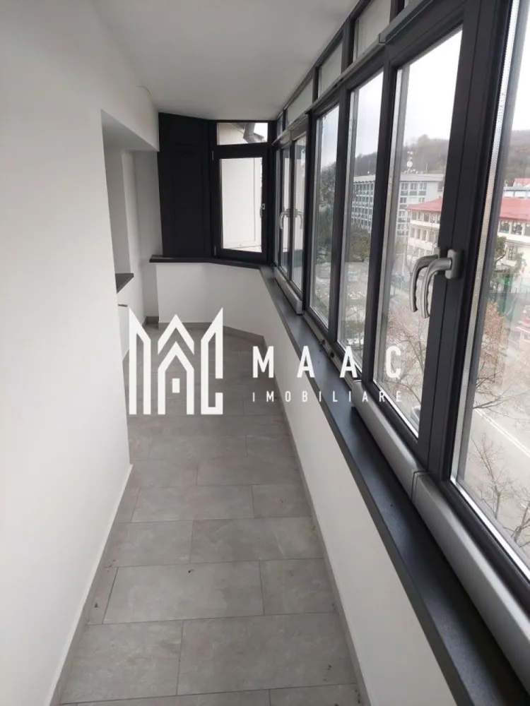Apartament 3 camere | Calea lui Traian | Renovat - Apartament 3 camere, zonă centrală – Calea lui Traian, Râmnicu Vâlcea MAAC Imobiliare vă propune spre vânzare un apartament spațios cu 3 camere, situat în zona centrală a municipiului Râmnicu Vâlcea, pe Calea lui Traian, una dintre cele mai căutate și bine cotate locații din oraș. Apartamentul are o suprafață totală de 88 mp și o suprafață utilă de 78 mp, fiind compartimentat modern, cu living open-space și bucătărie, ideal pentru un stil de viață contemporan. Dispune de două grupuri sanitare, un real avantaj pentru confortul zilnic. Imobilul a fost renovat complet, cu instalațiile electrice și sanitare schimbate, fiind pregătit pentru montarea centralei termice proprii (circuit realizat). Necesită doar ultimele detalii de finisare, oferind viitorului proprietar libertatea de a-l personaliza după propriul gust. Este situat la etajul 4 din 4, cu acoperiș, ceea ce asigură protecție suplimentară și un plus de liniște. Locația centrală oferă acces rapid către instituții, magazine, școli, mijloace de transport și zone de interes ale orașului. O proprietate ideală atât pentru locuit, cât și pentru investiție. Pentru mai multe informații sau pentru programarea unei vizionări, vă invităm să contactați MAAC Imobiliare. ID: CP2903925 }}