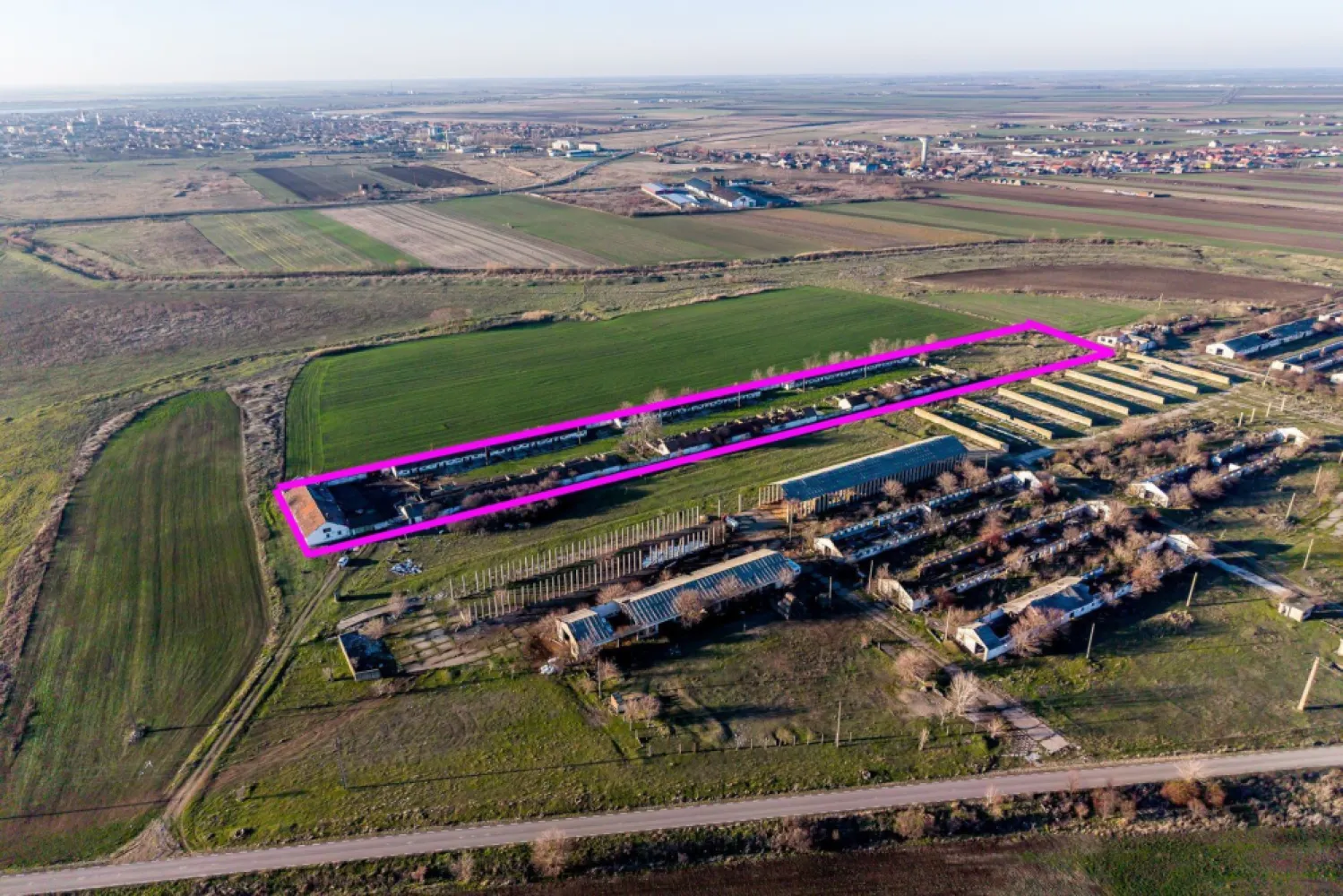 NĂDLAC | Teren 1.15 HA lângă Autostradă | 2.500mp Hale - Locație strategică pentru afacerea ta, la poarta de ieșire spre Europa! Această proprietate de peste 1 hectar, dotată cu hale și curent trifazic, oferă acces imediat la Autostrada E68 și DN7, fiind soluția ideală pentru un hub logistic sau o unitate de producție.

Vă oferim spre vânzare o proprietate cu potențial investițional ridicat, situată strategic în Nădlac, la intersecția principalelor fluxuri de transport internațional.

Cu o configurație versatilă (teren generos + clădiri existente), acest activ imobiliar este pregătit să susțină operațiuni comerciale, industriale sau de depozitare la scară mare.

Date-cheie ale proprietății:
Suprafață teren: 11.467 mp (1.15 Hectare) – teren plan, cu acces facil.
Construcții: aproximativ 2.500 mp suprafață construită (hale/anexe), oferind un avantaj imens în termeni de costuri de pornire.
Locație: lângă DN7 și nodul de urcare pe Autostrada E68 (A1), în imediata proximitate a frontierei cu Ungaria.

Utilități și Facilități:
Energie electrică: curent trifazic cu putere instalată de 35 kW.
Apă: sursă proprie prin foraj la 45 m adâncime.
Acces: drum facil proiectat pentru vehicule de mare tonaj (TIR).
Context: vecinătatea cu un parc fotovoltaic subliniază potențialul energetic și industrial al zonei.

Destinații recomandate:
Logistică & depozitare: hub de tranzit pentru mărfuri internaționale.
Unitate de producție: spații pretabile pentru diverse activități industriale.
Agro-business: centru de colectare sau depozitare utilaje.
Parcare camioane / service: datorită proximității de vamă și autostradă.

Preț de vânzare: 160.000 € | Comision 0% pentru cumpărător

Proprietatea reprezintă un pachet complet: teren, utilități și clădiri, într-una dintre cele mai dinamice zone economice de graniță din România.

📞 Contactați-mă pentru detalii tehnice și vizionări:
Sebastian Nica – 0722 252 639