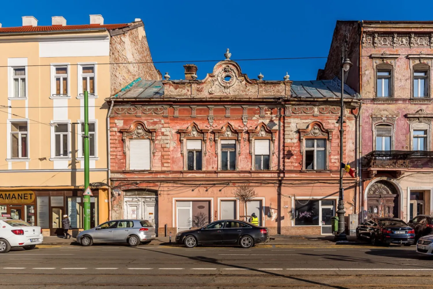 Clădire ultracentrală Arad | lângă Teatru | NU este Monument! - Oportunitate Investiție | Clădire Ultracentrală Arad | Lângă Teatru | NU este Monument!
Activ imobiliar care să permite o reconfigurare totală fără restricțiile specifice monumentelor istorice. Această clădire situată în inima Aradului reprezintă pânza albă perfectă pentru un proiect rezidențial de lux, un hub de birouri sau o clinică medicală de prestigiu.

Vă prezentăm spre achiziție o proprietate strategică, situată ultracentral, lângă Teatrul de Stat din Arad – o zonă cu trafic pietonal intens și vizibilitate maximă.

Această clădire este ideală pentru dezvoltatorii care doresc să creeze un proiect reprezentativ, beneficiind de un teren generos și de o structură versatilă.

Date-cheie pentru Investitori:
Flexibilitate urbanistică: clădirea NU este încadrată ca monument istoric, oferind un proces de autorizare mult mai rapid și simplu.
Suprafață teren: 1.418 mp (unul dintre cele mai mari terenuri disponibile în zona zero).
Structură: parter cu spații comerciale (vitrine la stradă) + Etaj.
Acces auto facil în curtea interioară spațioasă.

Necesită renovare completă – avantajul de a implementa de la zero standarde moderne (Smart Home, eficiență energetică, compartimentare open-space).

Potențial de extindere (opțiune strategică):
Există posibilitatea de a achiziționa o parcelă alipită de 439 mp cu acces separat din strada Unirii. Această adiție crește semnificativ valoarea proiectului prin asigurarea unui flux dublu de acces și spațiu suplimentar de dezvoltare.

Destinații recomandate:
Rezidențial premium: apartamente de tip loft sau regim hotelier de lux.
Business: hub de birouri, sediu de bancă sau reprezentanță corporativă.
Medical/Educațional: clinică privată, centru de diagnostic sau instituție de învățământ.
Retail & Leisure: restaurant gourmet, spații comerciale de tip boutique.

Detalii financiare:
Preț: 720.000 € | Comision 0% pentru cumpărător

Proprietatea reprezintă o investiție sigură, într-o locație unde valoarea terenului și a spațiului construit este într-o continuă creștere.

📞 Pentru detalii tehnice, planuri și vizionări:
Sebastian Nica – 0722 252 639