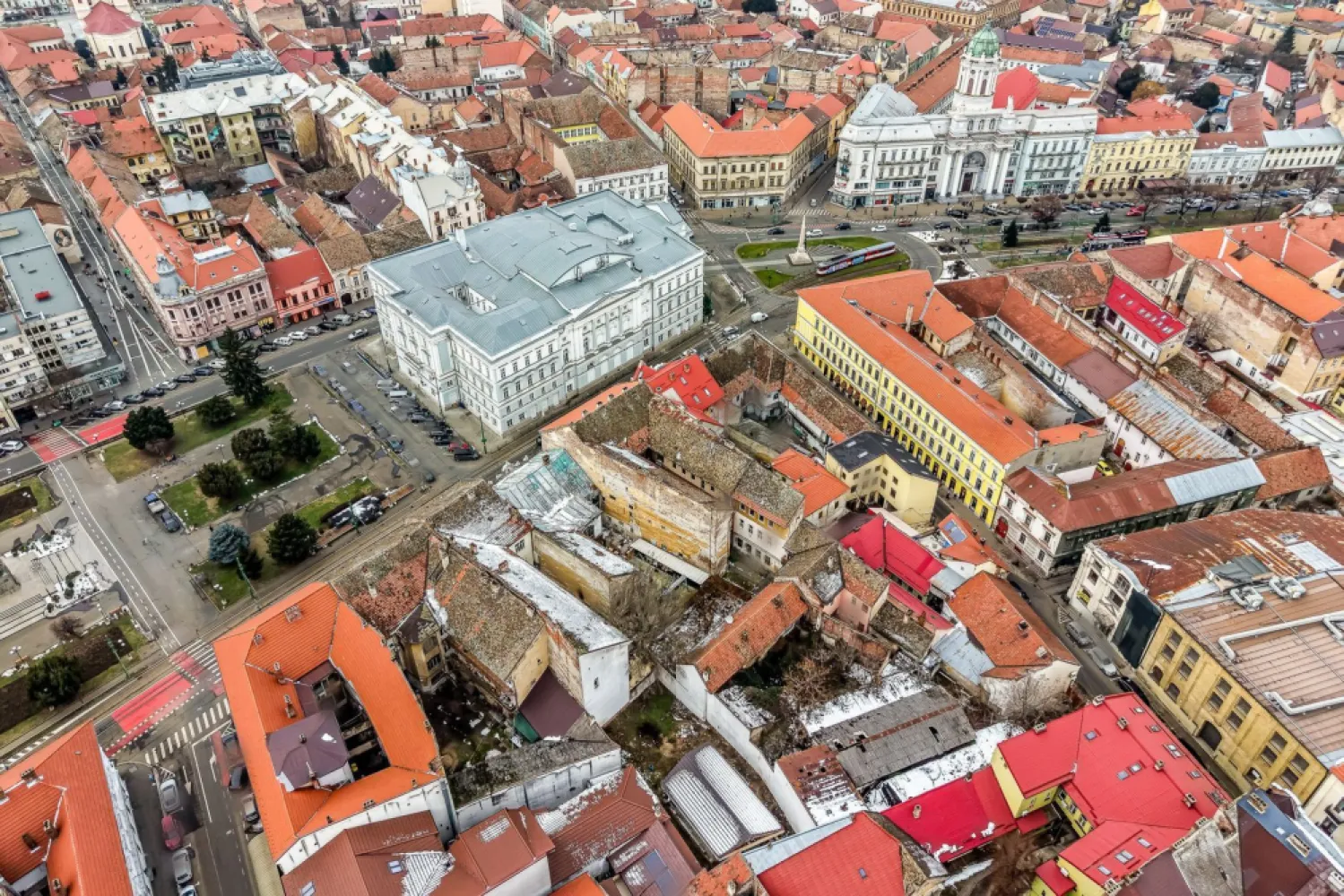 Clădire ultracentrală Arad | lângă Teatru | NU este Monument! - Oportunitate Investiție | Clădire Ultracentrală Arad | Lângă Teatru | NU este Monument!
Activ imobiliar care să permite o reconfigurare totală fără restricțiile specifice monumentelor istorice. Această clădire situată în inima Aradului reprezintă pânza albă perfectă pentru un proiect rezidențial de lux, un hub de birouri sau o clinică medicală de prestigiu.

Vă prezentăm spre achiziție o proprietate strategică, situată ultracentral, lângă Teatrul de Stat din Arad – o zonă cu trafic pietonal intens și vizibilitate maximă.

Această clădire este ideală pentru dezvoltatorii care doresc să creeze un proiect reprezentativ, beneficiind de un teren generos și de o structură versatilă.

Date-cheie pentru Investitori:
Flexibilitate urbanistică: clădirea NU este încadrată ca monument istoric, oferind un proces de autorizare mult mai rapid și simplu.
Suprafață teren: 1.418 mp (unul dintre cele mai mari terenuri disponibile în zona zero).
Structură: parter cu spații comerciale (vitrine la stradă) + Etaj.
Acces auto facil în curtea interioară spațioasă.

Necesită renovare completă – avantajul de a implementa de la zero standarde moderne (Smart Home, eficiență energetică, compartimentare open-space).

Potențial de extindere (opțiune strategică):
Există posibilitatea de a achiziționa o parcelă alipită de 439 mp cu acces separat din strada Unirii. Această adiție crește semnificativ valoarea proiectului prin asigurarea unui flux dublu de acces și spațiu suplimentar de dezvoltare.

Destinații recomandate:
Rezidențial premium: apartamente de tip loft sau regim hotelier de lux.
Business: hub de birouri, sediu de bancă sau reprezentanță corporativă.
Medical/Educațional: clinică privată, centru de diagnostic sau instituție de învățământ.
Retail & Leisure: restaurant gourmet, spații comerciale de tip boutique.

Detalii financiare:
Preț: 720.000 € | Comision 0% pentru cumpărător

Proprietatea reprezintă o investiție sigură, într-o locație unde valoarea terenului și a spațiului construit este într-o continuă creștere.

📞 Pentru detalii tehnice, planuri și vizionări:
Sebastian Nica – 0722 252 639