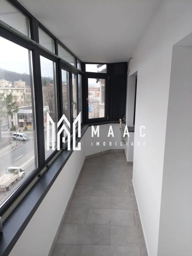 Apartament 3 camere | Calea lui Traian | Renovat - Apartament 3 camere, zonă centrală – Calea lui Traian, Râmnicu Vâlcea MAAC Imobiliare vă propune spre vânzare un apartament spațios cu 3 camere, situat în zona centrală a municipiului Râmnicu Vâlcea, pe Calea lui Traian, una dintre cele mai căutate și bine cotate locații din oraș. Apartamentul are o suprafață totală de 88 mp și o suprafață utilă de 78 mp, fiind compartimentat modern, cu living open-space și bucătărie, ideal pentru un stil de viață contemporan. Dispune de două grupuri sanitare, un real avantaj pentru confortul zilnic. Imobilul a fost renovat complet, cu instalațiile electrice și sanitare schimbate, fiind pregătit pentru montarea centralei termice proprii (circuit realizat). Necesită doar ultimele detalii de finisare, oferind viitorului proprietar libertatea de a-l personaliza după propriul gust. Este situat la etajul 4 din 4, cu acoperiș, ceea ce asigură protecție suplimentară și un plus de liniște. Locația centrală oferă acces rapid către instituții, magazine, școli, mijloace de transport și zone de interes ale orașului. O proprietate ideală atât pentru locuit, cât și pentru investiție. Pentru mai multe informații sau pentru programarea unei vizionări, vă invităm să contactați MAAC Imobiliare. ID: CP2903925 }}