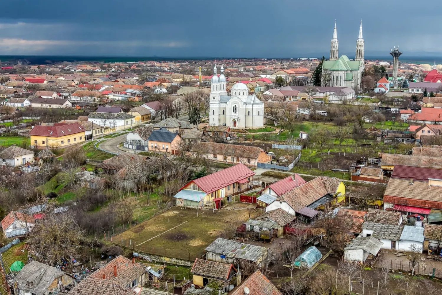 Casă în Vinga – restaurată Integral 2025 | 3 camere | utilități - Vă propunem spre vânzare o proprietate cu un caracter aparte, situată în Vinga, la 20 de minute de Arad, ideală pentru familiile care doresc să se relocheze într-o zonă liniștită sau pentru cei care caută o casă de vacanță impecabilă.

RESTAURARE COMPLETĂ (2025): Nu este o simplă renovare, ci o restaurare integrală realizată de profesioniști. Totul este nou: de la acoperiș și geamuri termopan, până la finisajele interioare.
CONFORT TERMIC NATURAL: Construită pe o structură solidă din văiugă și izolată la exterior cu polistiren, casa oferă un microclimat incredibil: răcoare naturală vara și căldură eficientă iarna. Facturi minime, confort maxim!
COMPARTIMENTARE "STIL NEMȚESC": Cele 3 camere sunt spațioase, luminoase și decomandate de un hol central generos, oferind intimitate fiecărui membru al familiei.
TEREN GENEROS: Curtea îți oferă libertatea pe care nu o vei avea niciodată la bloc – spațiu pentru grădină, loc de joacă pentru copii sau o zonă de grătar cu prietenii.
TOATE UTILITĂȚILE: Proprietatea beneficiază de branșament la curent, iar gazul și apa sunt la a limita de proprietate, asigurând un stil de viață modern și confortabil.

Detalii tehnice pe scurt:
Număr camere: 3 (decomandate)
Stadiu: restaurată integral 2025
Dotări: acoperiș nou, geamuri termopan, izolație exterioară
Locație: vecinătatea Aradului (acces rapid spre oraș) // 20 minute

Preț: 85.000 Euro / / Comision: 0% pentru cumpărător

Oportunitate de investiție: Proprietatea are un potențial uriaș și pentru închiriere în regim de weekend, fiind o alternativă extrem de căutată pentru relaxare.

Nu rata șansa de a achiziționa o casă cu suflet, unde fiecare detaliu a fost pregătit pentru noul proprietar!

📞 Programează o vizionare acum:
Sebastian Nica – 0722 252 639

Nu dispui de toată suma? Te ajutăm noi gratuit! Îți obținem oferte de la 16 bănci.

Ai o proprietate de vânzare în Arad și vrei să știi cât valorează cu adevărat?
Sună-mă pentru o evaluare gratuită, fără obligații.

Birou: ACASĂ | Agenție imobiliară Arad
Bulevardul Decebal 2, Arad 310133