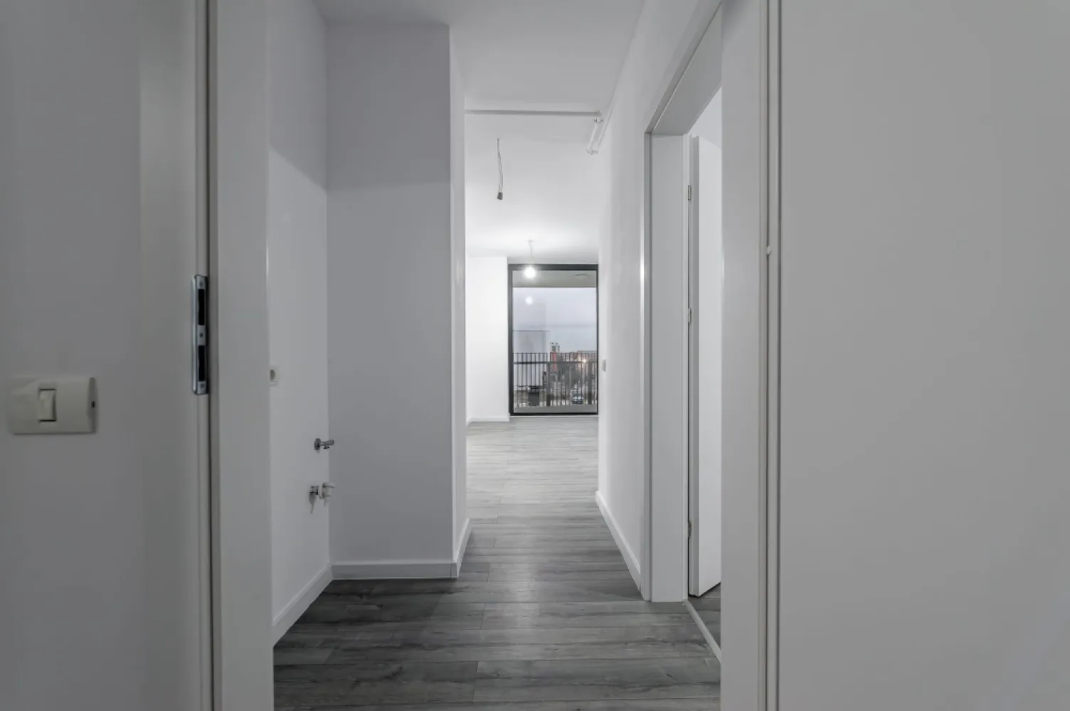 Apartament cu 3 camere și parcare subterană | XCity Timișoara - Apartament 3 camere situat în complexul rezidențial XCity Towers din Timișoara.

📐 68 mp utili
🏢 Etaj 1 din 11
🛁 2 băi
📦 Compartimentare decomandată
🚗 Parcare subterană inclusă

Apartamentul este în fază de construcție, cu predare martie 2026 și se predă complet finisat:

✔ Încălzire în pardoseală
✔ Tâmplărie aluminiu
✔ Izolație fonică, ziduri duble
✔ Parchet, uși interioare
✔ Obiecte sanitare și baterii baie

💰 Preț: 154.501 € + TVA

Ideal pentru locuință personală sau investiție într-un proiect nou, cu potențial de apreciere.

📞 Pentru detalii și rezervare, contactează-mă.
Andreea Szuchanszki I 0742267773

Cod proprietate: CP2926798
