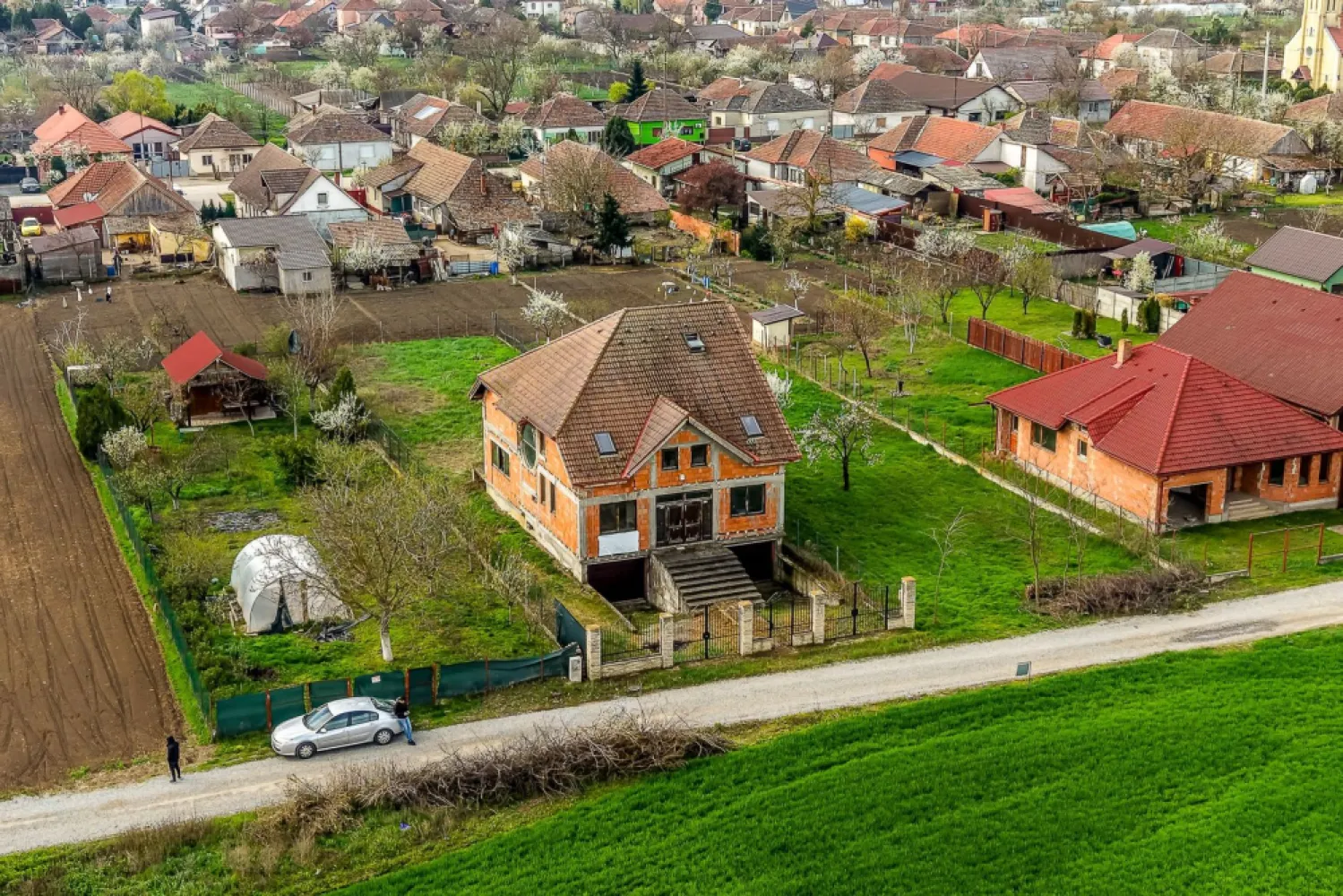 PRET NOU! Casă 6 camere - la roșu - Zimandcuz, Arad – COMISION 0 - Vă propunem spre vânzare o proprietate deosebită, situată în comuna Zimandcuz, la doar câțiva kilometri de Arad, perfectă pentru cei care își doresc o locuință spațioasă, solid construită și adaptabilă după propriul gust.

📐 Detalii teren:
- Suprafață teren: 831 mp
- Front stradal: 14 ml
- Proprietatea este împrejmuită complet cu gard

🏠 Detalii construcție:
- Casă din cărămidă, construită la roșu
- Regim de înălțime: Demisol + Parter + Etaj + Pod
- Suprafață utilă: 237 mp (fără garaje, terasă și balcon)

🔽 Compartimentare:
Demisol:
- 2 garaje
- Spații tehnice

Parter:
- Sufragerie spectaculoasă pe 2 nivele
- 2 camere
- 2 bucătării
- 2 băi
- Terasă

Etaj:
- 3 camere
- 2 băi
- Dressing
- Balcon

✨ Proprietatea este ideală pentru o familie numeroasă sau pentru cei care își doresc un spațiu amplu, inteligent organizat, cu posibilitatea de a-l amenaja după propriile preferințe.
📞 Pentru mai multe detalii sau pentru programarea unei vizionări: 0755 274 519 - Daniel Hord – Consultant imobiliar.

Nu dispui de toată suma? Te ajutăm noi gratuit! Îți obținem oferte de la 16 bănci
Ai o proprietate de vânzare în Arad și vrei să știi cât valorează cu adevărat?
Sună-mă pentru o evaluare GRATUITĂ!

Birou: ACASĂ | Agenție imobiliară Arad
Adresă: Bulevardul Decebal 2, Arad 310133