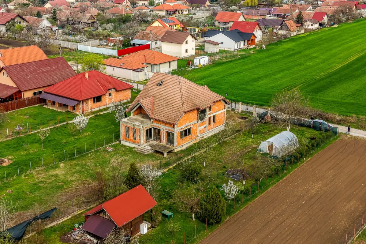PRET NOU! Casă 6 camere - la roșu - Zimandcuz, Arad – COMISION 0 - Vă propunem spre vânzare o proprietate deosebită, situată în comuna Zimandcuz, la doar câțiva kilometri de Arad, perfectă pentru cei care își doresc o locuință spațioasă, solid construită și adaptabilă după propriul gust.

📐 Detalii teren:
- Suprafață teren: 831 mp
- Front stradal: 14 ml
- Proprietatea este împrejmuită complet cu gard

🏠 Detalii construcție:
- Casă din cărămidă, construită la roșu
- Regim de înălțime: Demisol + Parter + Etaj + Pod
- Suprafață utilă: 237 mp (fără garaje, terasă și balcon)

🔽 Compartimentare:
Demisol:
- 2 garaje
- Spații tehnice

Parter:
- Sufragerie spectaculoasă pe 2 nivele
- 2 camere
- 2 bucătării
- 2 băi
- Terasă

Etaj:
- 3 camere
- 2 băi
- Dressing
- Balcon

✨ Proprietatea este ideală pentru o familie numeroasă sau pentru cei care își doresc un spațiu amplu, inteligent organizat, cu posibilitatea de a-l amenaja după propriile preferințe.
📞 Pentru mai multe detalii sau pentru programarea unei vizionări: 0755 274 519 - Daniel Hord – Consultant imobiliar.

Nu dispui de toată suma? Te ajutăm noi gratuit! Îți obținem oferte de la 16 bănci
Ai o proprietate de vânzare în Arad și vrei să știi cât valorează cu adevărat?
Sună-mă pentru o evaluare GRATUITĂ!

Birou: ACASĂ | Agenție imobiliară Arad
Adresă: Bulevardul Decebal 2, Arad 310133