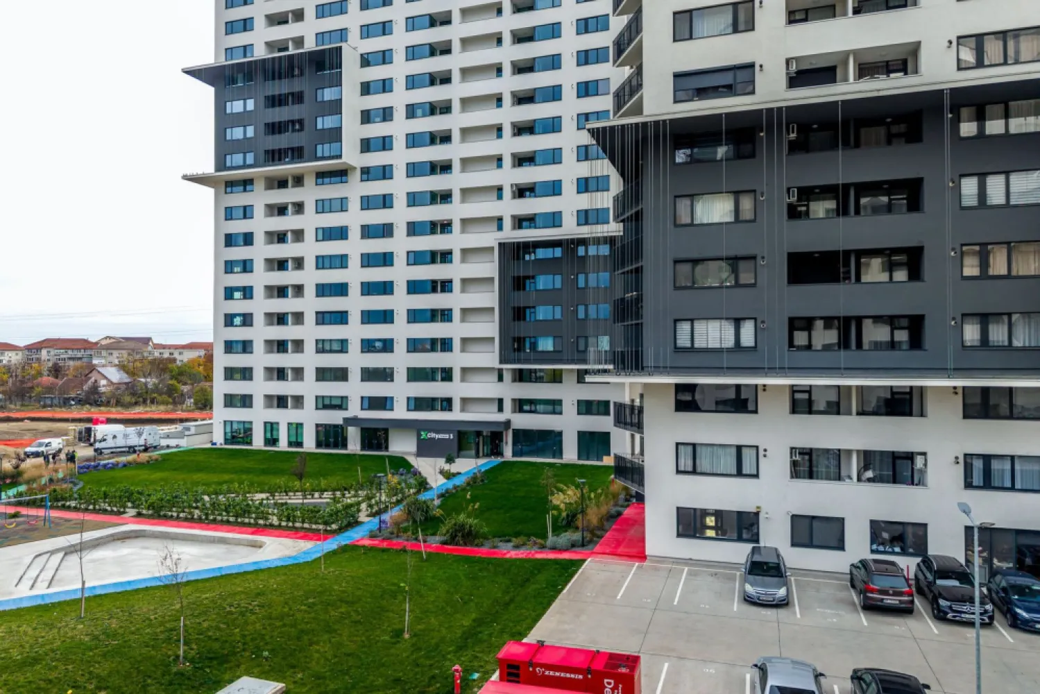 Apartament 2 camere în XCity Towers Timișoara – Parcare inclusă - 🏡 Apartament 2 camere în XCity Towers – Parcare inclusă

Se oferă spre vânzare apartament modern cu 2 camere situat într-un complex rezidențial nou din Timișoara, ideal atât pentru locuit, cât și pentru investiție.

Apartamentul este amplasat la etajul 1 din 11 și beneficiază de compartimentare eficientă, finisaje moderne și tehnologii actuale de confort.

📐 Detalii apartament:
Suprafață utilă: 52,43 mp
Compartimentare modernă și practică
Etaj: 1 / 11
Apartament în construcție
Apartamentul se predă finisat complet

✨ Dotări și finisaje incluse:
✔ Încălzire în pardoseală
✔ Tâmplărie aluminiu
✔ Izolație fonică performantă
✔ Ziduri duble pentru confort termic și acustic
✔ Parchet
✔ Uși interioare montate
✔ Pereți despărțitori finisați
✔ Baterii baie
✔ Obiecte sanitare complete

🚗 Beneficii suplimentare:

✔ Loc de parcare suprateran inclus în preț

🏢 Avantaje complex:

Bloc nou, construit după standarde moderne

Regim de înălțime P+11

Proiect rezidențial în dezvoltare, cu potențial ridicat de apreciere a valorii

💰 Preț: 124.633 € + 21% TVA

📞 Pentru informații suplimentare și rezervări, nu ezitați să ne contactați.
0742267773 Andreea Szuchanszki