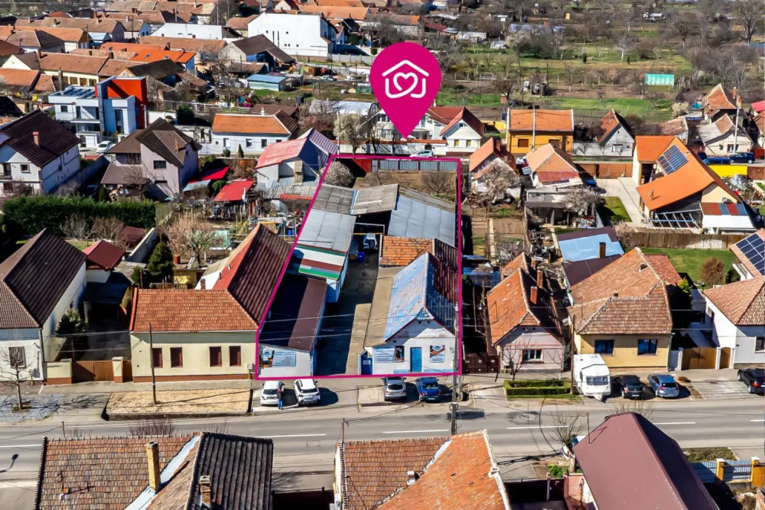 Teren 1358mp / str. Guttenbrunn / Aradul Nou - Îți propun spre vânzare o proprietate situată în Aradul Nou, pe strada Adam Müller-Guttenbrunn, formată din teren în suprafață totală de 1.358 mp și 176 mp construcții existente.

Unul dintre principalele avantaje ale proprietății este faptul că beneficiază de două fronturi stradale, cu front principal de 18 ml, aspect care oferă flexibilitate ridicată pentru dezvoltare sau reorganizare.

Proprietatea dispune de utilități complete și poate fi potrivită pentru mai multe tipuri de proiecte: dezvoltare multifamilială | sediu firmă / birouri | atelier sau producție ușoară | proiect mixt rezidențial-comercial

Este o oportunitate bună pentru cumpărători care caută un teren cu construcții existente, amplasat într-o zonă cu potențial de dezvoltare.

Preț repoziționat: 259.000 Euro de la 275.000 Euro
Comision 0%!

Pentru detalii suplimentare sau programarea unei vizionări: Mihai Molnar – consultant imobiliar | 0761 899 230

Te ajut gratuit și cu oferte de finanțare de la 16 bănci.

Vrei să vinzi o proprietate în Arad? Beneficiezi de evaluare gratuită.

ACASĂ | Agenție imobiliară Arad
Bd. Decebal 2, Arad
