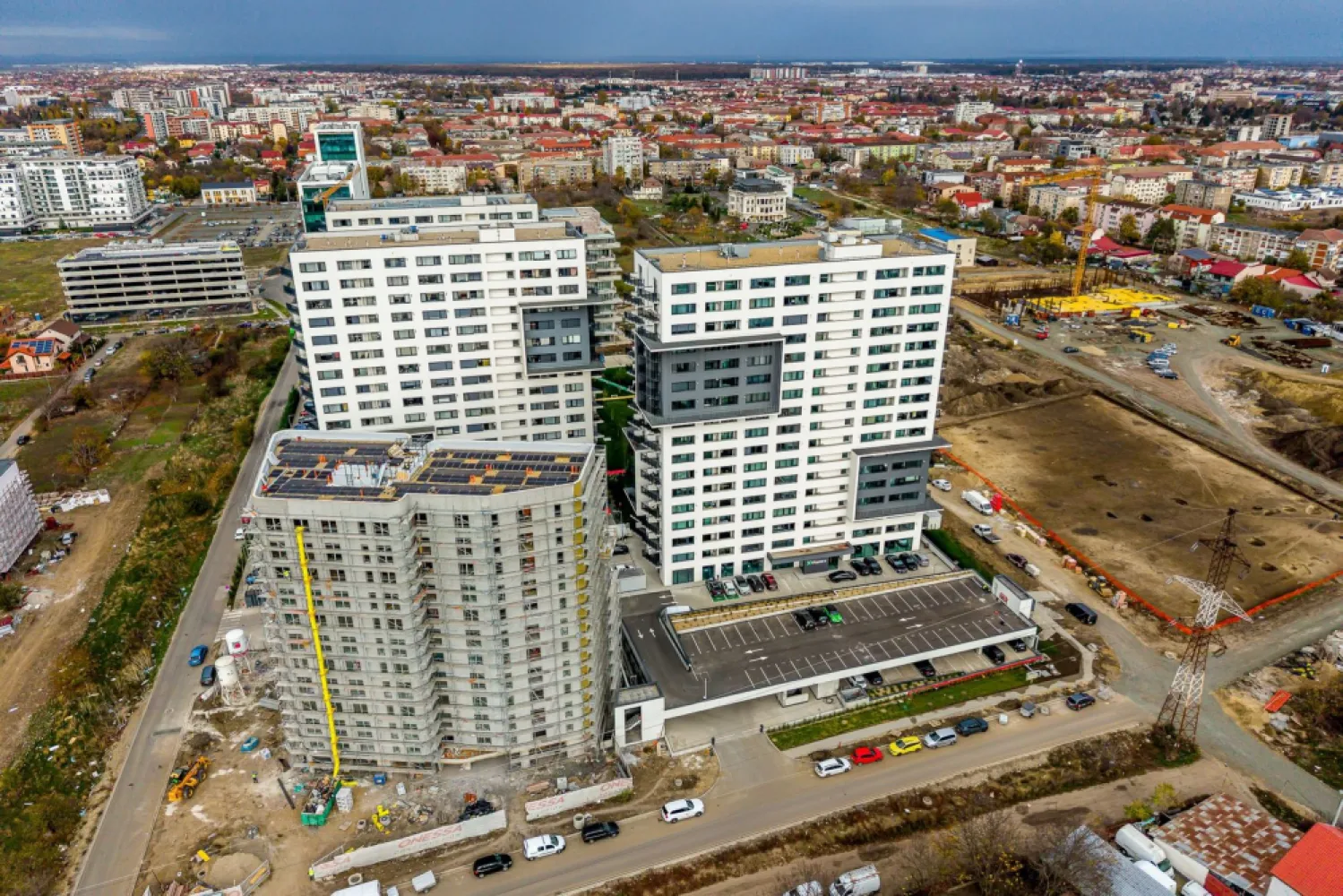 XCity Towers | 3 Camere și loc de parcare subteran inclus - Vă propunem spre achiziție o unitate locativă nouă, situată în complexul XCity Towers, un reper al modernismului urban din Timișoara. Apartamentul se află la etajul 2 și este definit prin spații ample, finisaje de calitate superioară și o compartimentare optimă.

Apartamentul se predă finisat integral (la cheie), însă nu include mobilierul. Această configurație vă oferă avantajul de a fi primul utilizator al spațiului și libertatea de a implementa un proiect de design interior personalizat, fără compromisul unor finisaje sau piese de mobilier preexistente.

Suprafață: 69 mp utili plus o logie de 5 mp.

Dotări: Finisaje moderne, gata pentru instalarea mobilierului și a electrocasnicelor.

Parcare: Loc de parcare subteran inclus în prețul afișat.

Achiziție: Direct de la dezvoltator, comision 0%.

Condiții financiare:

Persoană Juridică (plătitoare de TVA): 154.500 Euro.

Persoană Fizică (TVA inclus): 186.945 Euro.

O soluție imobiliară ideală pentru cei care prețuiesc calitatea unei construcții noi și doresc să își creeze propriul ambient într-o locație de prestigiu.

Ansamblul XCity Towers este conceput ca o comunitate modernă, cu spații verzi, parc interior, acces facil către centre comerciale, școli și principalele artere ale orașului, fiind o alegere potrivită atât pentru locuire proprie, cât și pentru investiție.

ATENȚIE! Poze cu titlu ilustrativ 

Pentru informații suplimentare sau programarea unei vizionări, vă invit să mă contactați.
Jasmina Uglesits - 0740814770