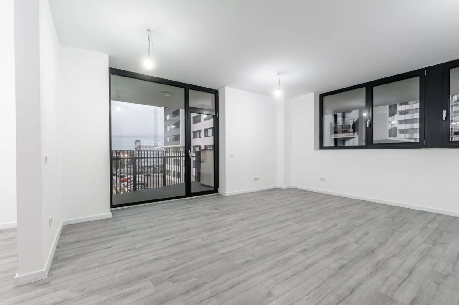 XCity Towers | 3 Camere și loc de parcare subteran inclus - Vă propunem spre achiziție o unitate locativă nouă, situată în complexul XCity Towers, un reper al modernismului urban din Timișoara. Apartamentul se află la etajul 2 și este definit prin spații ample, finisaje de calitate superioară și o compartimentare optimă.

Apartamentul se predă finisat integral (la cheie), însă nu include mobilierul. Această configurație vă oferă avantajul de a fi primul utilizator al spațiului și libertatea de a implementa un proiect de design interior personalizat, fără compromisul unor finisaje sau piese de mobilier preexistente.

Suprafață: 69 mp utili plus o logie de 5 mp.

Dotări: Finisaje moderne, gata pentru instalarea mobilierului și a electrocasnicelor.

Parcare: Loc de parcare subteran inclus în prețul afișat.

Achiziție: Direct de la dezvoltator, comision 0%.

Condiții financiare:

Persoană Juridică (plătitoare de TVA): 154.500 Euro.

Persoană Fizică (TVA inclus): 186.945 Euro.

O soluție imobiliară ideală pentru cei care prețuiesc calitatea unei construcții noi și doresc să își creeze propriul ambient într-o locație de prestigiu.

Ansamblul XCity Towers este conceput ca o comunitate modernă, cu spații verzi, parc interior, acces facil către centre comerciale, școli și principalele artere ale orașului, fiind o alegere potrivită atât pentru locuire proprie, cât și pentru investiție.

ATENȚIE! Poze cu titlu ilustrativ 

Pentru informații suplimentare sau programarea unei vizionări, vă invit să mă contactați.
Jasmina Uglesits - 0740814770