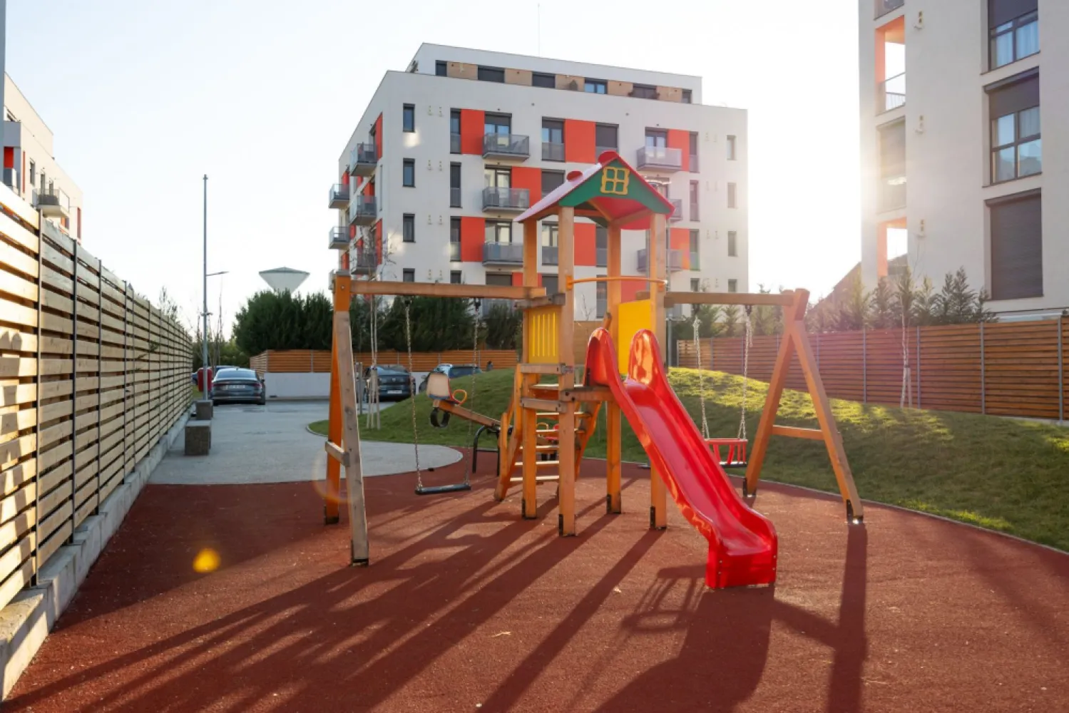 Apartament 2 camere, etaj 2, bloc R39, Ared City Arad - Îți prezint un apartament cu 2 camere, situat la etajul 2, într-un bloc nou din R39 – ARED City (zona AFI), cu dotări moderne și acces direct la ARED ACTIVE PARK – un parc privat de 1,6 ha pentru relaxare și sport. Imaginează-ți cum cobori seara la o plimbare, fără să ieși din ansamblu. 

Detalii apartament:
2 camere | etaj 2
61 mp 
45 mp utili
1 dormitor + living cu bucătărie open space
1 baie + balcon
Loc de parcare inclus

Dotări care chiar contează:
✅ încălzire în pardoseală
✅ aer condiționat
✅ rolete electrice

ARED City este un ansamblu modern, în plină expansiune, cu infrastructură completă și acces rapid la AFI Mall, Atrium Mall, stadionul Francisc Neuman și servicii urbane.

Preț: 88.240 EUR + TVA (direct de la dezvoltator)
🚫 Fără agenții | achiziție directă

📞 Vrei detalii sau să programezi o vizionare? Sună acum 📲 0761 899 230 – Mihai Molnar 👤 Consultant vânzări ARED City 

Birou ARED CENTRU 📍 Bulevardul Decebal 2, Arad 

#aredcity #molnar #weareared #imobiliareArad #arad #aredactivepark #fun #family #investment