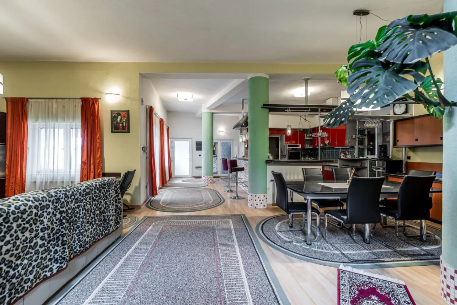Spațiu comercial, hala, si un penthouse în centrul Aradului Nou - În inima Aradului Nou, într-o zonă cu vad comercial format și trafic constant, se află o proprietate rară pe piață, gândită pentru cei care caută mai mult decât un simplu spațiu comercial: stabilitate, versatilitate și potențial real de dezvoltare.

Preț listare: 620.000 € | 0% comision
Contact: Sebastian Nica 0722 252 639

Cu o suprafață totală de aproximativ 950 mp, proprietatea oferă o configurație ideală pentru afaceri de familie, producție, depozitare, showroom sau activități mixte.

#Hală încălzită, cu acces auto pentru vehicule de până la 7,5 tone, perfectă pentru activități logistice sau comerciale
#Apartament tip penthouse la etaj, cu terasă rooftop, ideal pentru locuire, birou de management sau protocol
#Casă separată, mai mică, în curte, potrivită pentru personal, închiriere sau spațiu auxiliar
#Locuri de parcare chiar în fața spațiului, un avantaj major pentru clienți și parteneri

Localizare strategică – centrul Aradului Nou, cu acces facil, vizibilitate excelentă și flux constant de clienți, ceea ce face ca această proprietate să fie o investiție sigură și profitabilă pe termen lung.

Aceasta este o proprietate care lucrează pentru tine – fie că îți dorești să-ți dezvolți propria afacere, fie că vizezi un activ imobiliar solid, cu multiple surse de venit.

📞 Pentru informații suplimentare și programarea unei vizionări:
Sebastian Nica – 0722 252 639

Documentație disponibilă la cerere pentru investitori calificați.

Nu dispui de toată suma? Te ajutăm noi gratuit! Îți obținem oferte de la 16 bănci.
Ai o proprietate de vânzare în Arad și vrei să știi cât valorează cu adevărat?
Sună-mă pentru o evaluare gratuită, fără obligații.

Birou: ACASĂ | Agenție imobiliară Arad
Bulevardul Decebal 2, Arad 310133