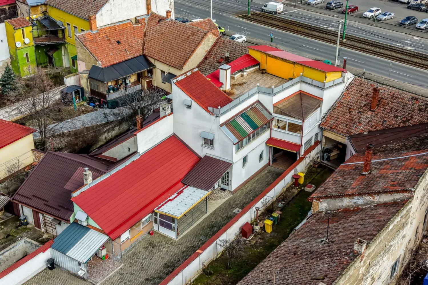 Spațiu comercial, hala, si un penthouse în centrul Aradului Nou - În inima Aradului Nou, într-o zonă cu vad comercial format și trafic constant, se află o proprietate rară pe piață, gândită pentru cei care caută mai mult decât un simplu spațiu comercial: stabilitate, versatilitate și potențial real de dezvoltare.

Preț listare: 620.000 € | 0% comision
Contact: Sebastian Nica 0722 252 639

Cu o suprafață totală de aproximativ 950 mp, proprietatea oferă o configurație ideală pentru afaceri de familie, producție, depozitare, showroom sau activități mixte.

#Hală încălzită, cu acces auto pentru vehicule de până la 7,5 tone, perfectă pentru activități logistice sau comerciale
#Apartament tip penthouse la etaj, cu terasă rooftop, ideal pentru locuire, birou de management sau protocol
#Casă separată, mai mică, în curte, potrivită pentru personal, închiriere sau spațiu auxiliar
#Locuri de parcare chiar în fața spațiului, un avantaj major pentru clienți și parteneri

Localizare strategică – centrul Aradului Nou, cu acces facil, vizibilitate excelentă și flux constant de clienți, ceea ce face ca această proprietate să fie o investiție sigură și profitabilă pe termen lung.

Aceasta este o proprietate care lucrează pentru tine – fie că îți dorești să-ți dezvolți propria afacere, fie că vizezi un activ imobiliar solid, cu multiple surse de venit.

📞 Pentru informații suplimentare și programarea unei vizionări:
Sebastian Nica – 0722 252 639

Documentație disponibilă la cerere pentru investitori calificați.

Nu dispui de toată suma? Te ajutăm noi gratuit! Îți obținem oferte de la 16 bănci.
Ai o proprietate de vânzare în Arad și vrei să știi cât valorează cu adevărat?
Sună-mă pentru o evaluare gratuită, fără obligații.

Birou: ACASĂ | Agenție imobiliară Arad
Bulevardul Decebal 2, Arad 310133