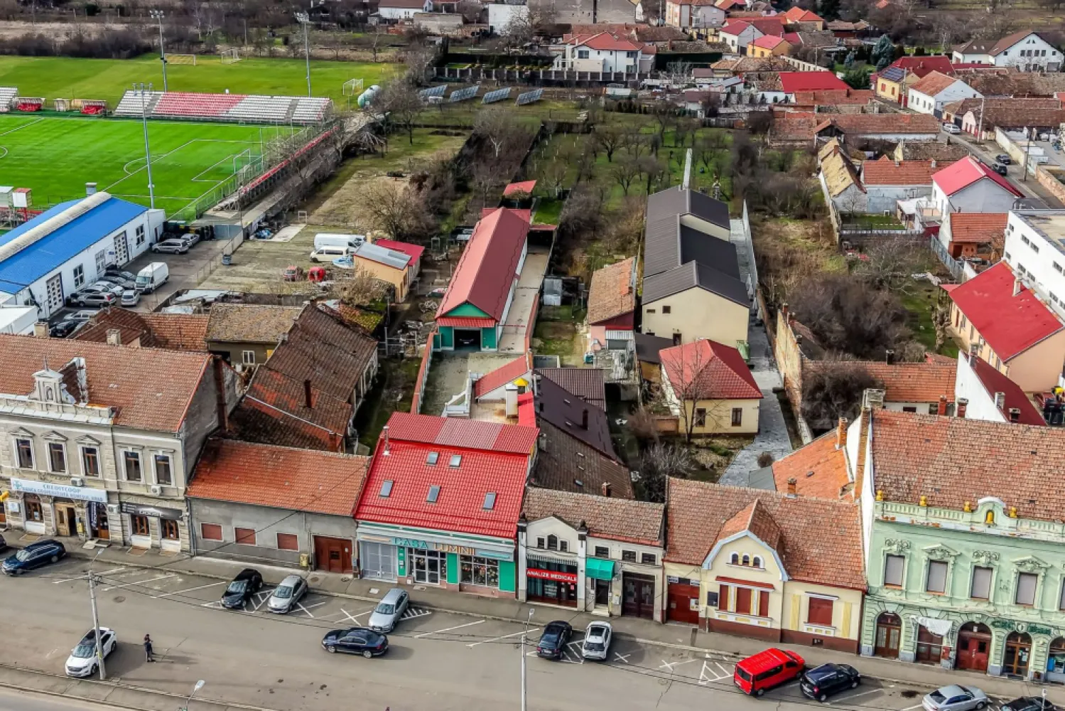Spațiu comercial, hala, si un penthouse în centrul Aradului Nou - În inima Aradului Nou, într-o zonă cu vad comercial format și trafic constant, se află o proprietate rară pe piață, gândită pentru cei care caută mai mult decât un simplu spațiu comercial: stabilitate, versatilitate și potențial real de dezvoltare.

Preț listare: 620.000 € | 0% comision
Contact: Sebastian Nica 0722 252 639

Cu o suprafață totală de aproximativ 950 mp, proprietatea oferă o configurație ideală pentru afaceri de familie, producție, depozitare, showroom sau activități mixte.

#Hală încălzită, cu acces auto pentru vehicule de până la 7,5 tone, perfectă pentru activități logistice sau comerciale
#Apartament tip penthouse la etaj, cu terasă rooftop, ideal pentru locuire, birou de management sau protocol
#Casă separată, mai mică, în curte, potrivită pentru personal, închiriere sau spațiu auxiliar
#Locuri de parcare chiar în fața spațiului, un avantaj major pentru clienți și parteneri

Localizare strategică – centrul Aradului Nou, cu acces facil, vizibilitate excelentă și flux constant de clienți, ceea ce face ca această proprietate să fie o investiție sigură și profitabilă pe termen lung.

Aceasta este o proprietate care lucrează pentru tine – fie că îți dorești să-ți dezvolți propria afacere, fie că vizezi un activ imobiliar solid, cu multiple surse de venit.

📞 Pentru informații suplimentare și programarea unei vizionări:
Sebastian Nica – 0722 252 639

Documentație disponibilă la cerere pentru investitori calificați.

Nu dispui de toată suma? Te ajutăm noi gratuit! Îți obținem oferte de la 16 bănci.
Ai o proprietate de vânzare în Arad și vrei să știi cât valorează cu adevărat?
Sună-mă pentru o evaluare gratuită, fără obligații.

Birou: ACASĂ | Agenție imobiliară Arad
Bulevardul Decebal 2, Arad 310133