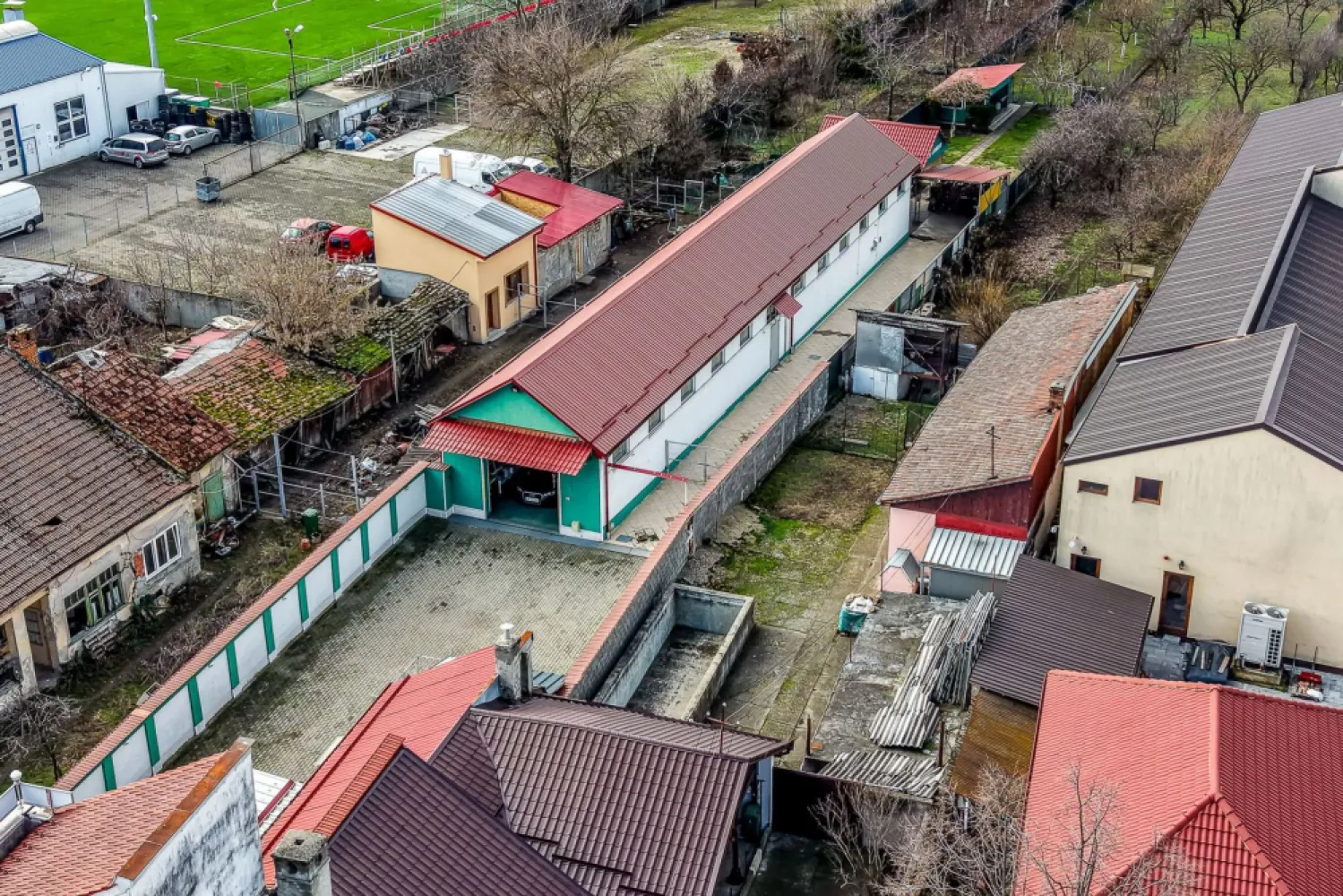 Spațiu comercial, hala, si un penthouse în centrul Aradului Nou - În inima Aradului Nou, într-o zonă cu vad comercial format și trafic constant, se află o proprietate rară pe piață, gândită pentru cei care caută mai mult decât un simplu spațiu comercial: stabilitate, versatilitate și potențial real de dezvoltare.

Preț listare: 620.000 € | 0% comision
Contact: Sebastian Nica 0722 252 639

Cu o suprafață totală de aproximativ 950 mp, proprietatea oferă o configurație ideală pentru afaceri de familie, producție, depozitare, showroom sau activități mixte.

#Hală încălzită, cu acces auto pentru vehicule de până la 7,5 tone, perfectă pentru activități logistice sau comerciale
#Apartament tip penthouse la etaj, cu terasă rooftop, ideal pentru locuire, birou de management sau protocol
#Casă separată, mai mică, în curte, potrivită pentru personal, închiriere sau spațiu auxiliar
#Locuri de parcare chiar în fața spațiului, un avantaj major pentru clienți și parteneri

Localizare strategică – centrul Aradului Nou, cu acces facil, vizibilitate excelentă și flux constant de clienți, ceea ce face ca această proprietate să fie o investiție sigură și profitabilă pe termen lung.

Aceasta este o proprietate care lucrează pentru tine – fie că îți dorești să-ți dezvolți propria afacere, fie că vizezi un activ imobiliar solid, cu multiple surse de venit.

📞 Pentru informații suplimentare și programarea unei vizionări:
Sebastian Nica – 0722 252 639

Documentație disponibilă la cerere pentru investitori calificați.

Nu dispui de toată suma? Te ajutăm noi gratuit! Îți obținem oferte de la 16 bănci.
Ai o proprietate de vânzare în Arad și vrei să știi cât valorează cu adevărat?
Sună-mă pentru o evaluare gratuită, fără obligații.

Birou: ACASĂ | Agenție imobiliară Arad
Bulevardul Decebal 2, Arad 310133