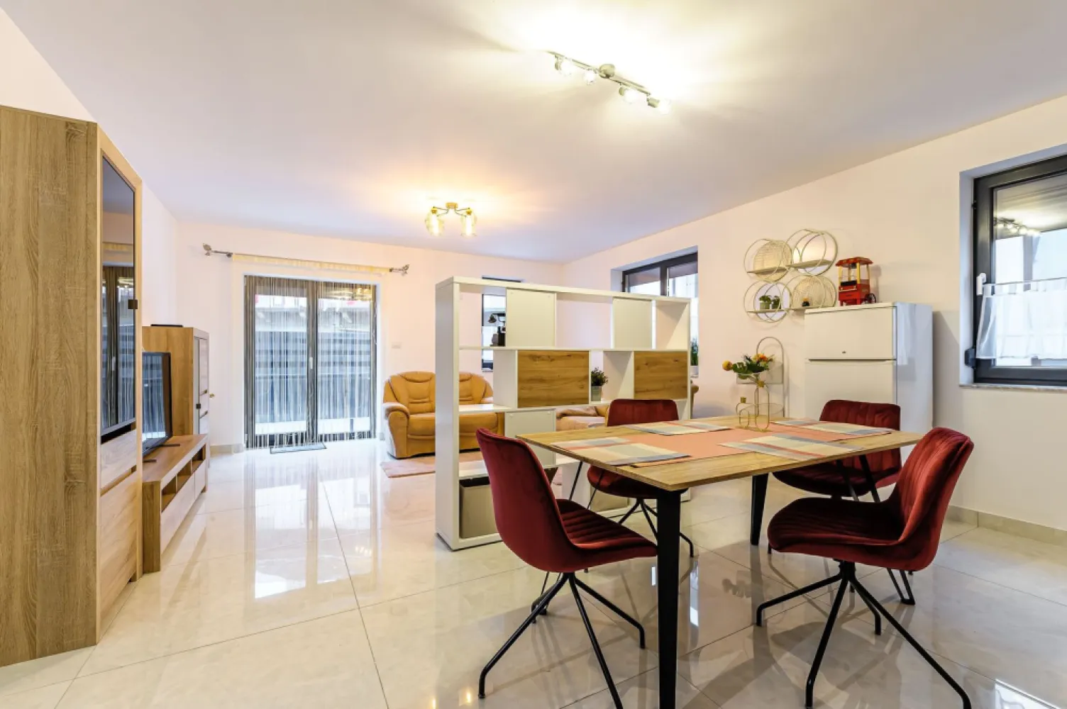 Apartament ultracentral în bloc nou, 2 camere cu terasa proprie - Comision 0%
Vrei să te muți într-un apartament cu terasa proprie, situat intr-un bloc nou, gata să devină „acasă”?
Apartamentul este situat la parter, într-un bloc bine construit dotat cu lift, într-o zonă foarte bine cotată, aproape de Teatru.

📐 Suprafață utilă: 53 mp
🌿 Terasă spațioasă: 15 mp, cu acces direct din living

Compartimentare:
dormitor
baie
bucătărie open space
living cu ieșire spre terasă

Confortul este asigurat de:
încălzire în pardoseală, aparat de aer conditionat
imobil modern, bine izolat
Posibilitatea unui loc de parcare propriu în parcarea subterană

📞 Pentru detalii și programarea unei vizionări:
Blaga Flavius – 0754467525 Consultant imobiliar acreditat APAIR (Asociația Profesională a Agenților Imobiliari din România)

Nu dispui de toată suma? Te ajutăm noi gratuit! Îți obținem oferte de la 16 bănci.
Ai o proprietate de vânzare în Arad și vrei să știi cât valorează cu adevărat?

Birou: ACASĂ | Agenție imobiliară Arad
Adresă: Bulevardul Decebal 2, Arad 310133
