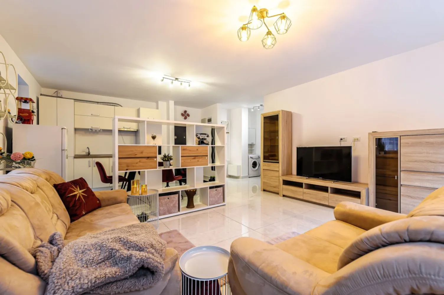 Apartament ultracentral în bloc nou, 2 camere cu terasa proprie - Comision 0%
Vrei să te muți într-un apartament cu terasa proprie, situat intr-un bloc nou, gata să devină „acasă”?
Apartamentul este situat la parter, într-un bloc bine construit dotat cu lift, într-o zonă foarte bine cotată, aproape de Teatru.

📐 Suprafață utilă: 53 mp
🌿 Terasă spațioasă: 15 mp, cu acces direct din living

Compartimentare:
dormitor
baie
bucătărie open space
living cu ieșire spre terasă

Confortul este asigurat de:
încălzire în pardoseală, aparat de aer conditionat
imobil modern, bine izolat
Posibilitatea unui loc de parcare propriu în parcarea subterană

📞 Pentru detalii și programarea unei vizionări:
Blaga Flavius – 0754467525 Consultant imobiliar acreditat APAIR (Asociația Profesională a Agenților Imobiliari din România)

Nu dispui de toată suma? Te ajutăm noi gratuit! Îți obținem oferte de la 16 bănci.
Ai o proprietate de vânzare în Arad și vrei să știi cât valorează cu adevărat?

Birou: ACASĂ | Agenție imobiliară Arad
Adresă: Bulevardul Decebal 2, Arad 310133