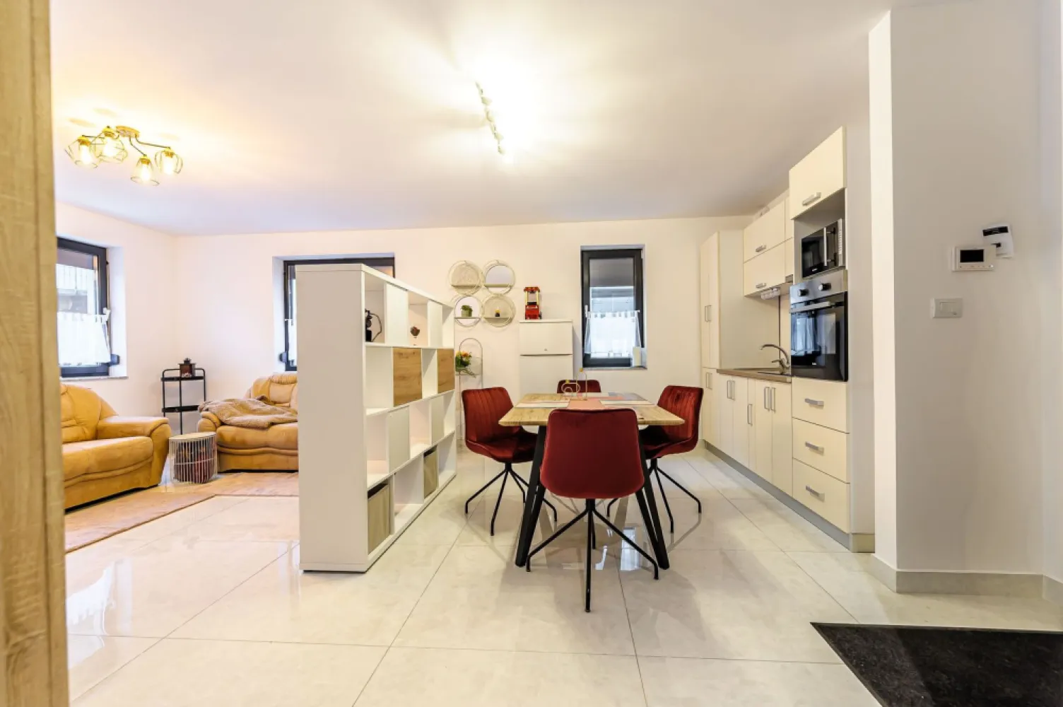 Apartament ultracentral în bloc nou, 2 camere cu terasa proprie - Comision 0%
Vrei să te muți într-un apartament cu terasa proprie, situat intr-un bloc nou, gata să devină „acasă”?
Apartamentul este situat la parter, într-un bloc bine construit dotat cu lift, într-o zonă foarte bine cotată, aproape de Teatru.

📐 Suprafață utilă: 53 mp
🌿 Terasă spațioasă: 15 mp, cu acces direct din living

Compartimentare:
dormitor
baie
bucătărie open space
living cu ieșire spre terasă

Confortul este asigurat de:
încălzire în pardoseală, aparat de aer conditionat
imobil modern, bine izolat
Posibilitatea unui loc de parcare propriu în parcarea subterană

📞 Pentru detalii și programarea unei vizionări:
Blaga Flavius – 0754467525 Consultant imobiliar acreditat APAIR (Asociația Profesională a Agenților Imobiliari din România)

Nu dispui de toată suma? Te ajutăm noi gratuit! Îți obținem oferte de la 16 bănci.
Ai o proprietate de vânzare în Arad și vrei să știi cât valorează cu adevărat?

Birou: ACASĂ | Agenție imobiliară Arad
Adresă: Bulevardul Decebal 2, Arad 310133