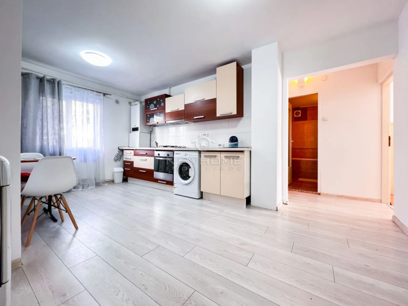 Apartament 2 camere decomandat, zona Iulius Mall - New HOME Imobiliare ofera spre inchiriere in EXCLUSIVITATE apartament modern cu 2 camere decomandat, suprafata utila de 60 mp. Apartamentul este amplasat la parterul inalt al unui imobil cu 4 etaje. Pozitionarea sa ofera sansa de a va bucura in fiecare zi de o panorama superba spre lac. Apartamentul este compus din: hol, bucatarie, living, dormitor, baie, dotat cu centrala termica proprie. Pentru confortul Dvs. se inchiriaza complet mobilat/utilat, cum se vede in poze. Avand in vedere poziția si avantajele zonei este una de interes maxim, datorita pozitionarii fiind in apropiere de centru comercial Iulius Mall, Business centre, facultatea FSEGA, Porsche Engineering, baza Sportiva, Iulius Park, etc. Pentru mai multe informatii si pentru a programa o vizionare, contactati-ne cu incredere!