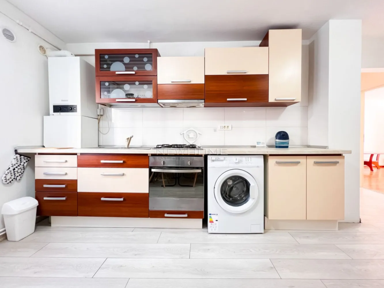 Apartament 2 camere decomandat, zona Iulius Mall - New HOME Imobiliare ofera spre inchiriere in EXCLUSIVITATE apartament modern cu 2 camere decomandat, suprafata utila de 60 mp. Apartamentul este amplasat la parterul inalt al unui imobil cu 4 etaje. Pozitionarea sa ofera sansa de a va bucura in fiecare zi de o panorama superba spre lac. Apartamentul este compus din: hol, bucatarie, living, dormitor, baie, dotat cu centrala termica proprie. Pentru confortul Dvs. se inchiriaza complet mobilat/utilat, cum se vede in poze. Avand in vedere poziția si avantajele zonei este una de interes maxim, datorita pozitionarii fiind in apropiere de centru comercial Iulius Mall, Business centre, facultatea FSEGA, Porsche Engineering, baza Sportiva, Iulius Park, etc. Pentru mai multe informatii si pentru a programa o vizionare, contactati-ne cu incredere!