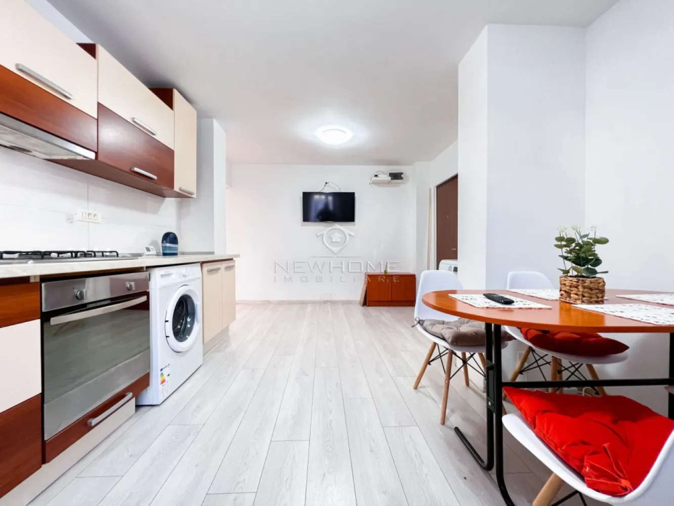 Apartament 2 camere decomandat, zona Iulius Mall - New HOME Imobiliare ofera spre inchiriere in EXCLUSIVITATE apartament modern cu 2 camere decomandat, suprafata utila de 60 mp. Apartamentul este amplasat la parterul inalt al unui imobil cu 4 etaje. Pozitionarea sa ofera sansa de a va bucura in fiecare zi de o panorama superba spre lac. Apartamentul este compus din: hol, bucatarie, living, dormitor, baie, dotat cu centrala termica proprie. Pentru confortul Dvs. se inchiriaza complet mobilat/utilat, cum se vede in poze. Avand in vedere poziția si avantajele zonei este una de interes maxim, datorita pozitionarii fiind in apropiere de centru comercial Iulius Mall, Business centre, facultatea FSEGA, Porsche Engineering, baza Sportiva, Iulius Park, etc. Pentru mai multe informatii si pentru a programa o vizionare, contactati-ne cu incredere!