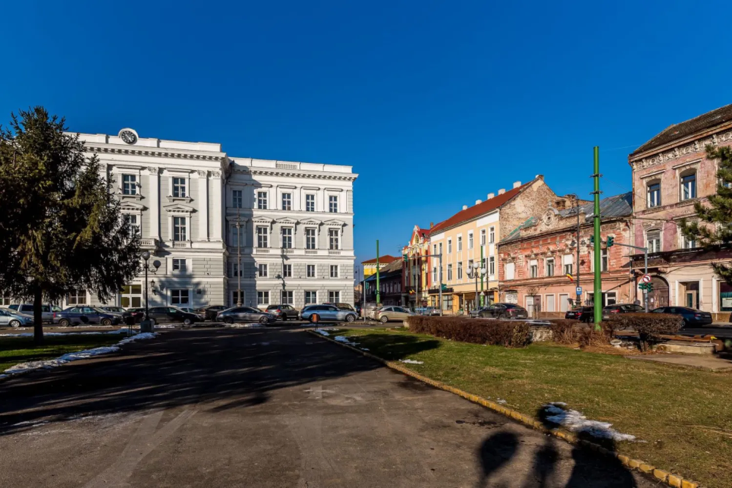 Clădire ultracentrală în Arad – activ imobiliar cu potențial ridicat - Oportunitate rară de achiziție a unei clădiri ultracentrale, situată lângă Teatrul de Stat din Arad, într-o zonă cu cerere constantă pentru spații comerciale, birouri și rezidențial premium.
Această proprietate se adresează cumpărătorilor care înțeleg valoarea poziției, dimensiunii și flexibilității într-o zonă consacrată.

Date-cheie investiționale:
Clădirea NU este încadrată în categoria de monumente istorice!
Necesită renovare completă, oferind libertatea de a crea un proiect reprezentativ, adaptat viziunii și standardelor actuale.
Teren 1.418 mp
Spații comerciale la parter (vizibilitate excelentă)
Acces auto în curtea interioară
Structură ce permite recompartimentare
Posibilitate dezvoltare birouri / apartamente / regim mixt

Opțiune strategică de extindere: posibilitate de achiziție a unei parcele alipite de 439 mp, cu acces separat din strada Unirii, crește semnificativ valoarea și flexibilitatea proiectului

Ideal pentru:
proiect rezidențial premium
hub de birouri
spații comerciale + rezidențial
reconversie turistică / medicală / educațională

Preț: 720.000 € | COMISION 0%

Pentru detalii și vizionare:
Sebastian Nica – 0722 252 639

Nu dispui de toată suma? Te ajutăm noi gratuit! Îți obținem oferte de la 16 bănci.

Ai o proprietate de vânzare în Arad și vrei să știi cât valorează cu adevărat?
Sună-mă pentru o evaluare gratuită, fără obligații.

Birou: ACASĂ | Agenție imobiliară Arad
Bulevardul Decebal 2, Arad 310133