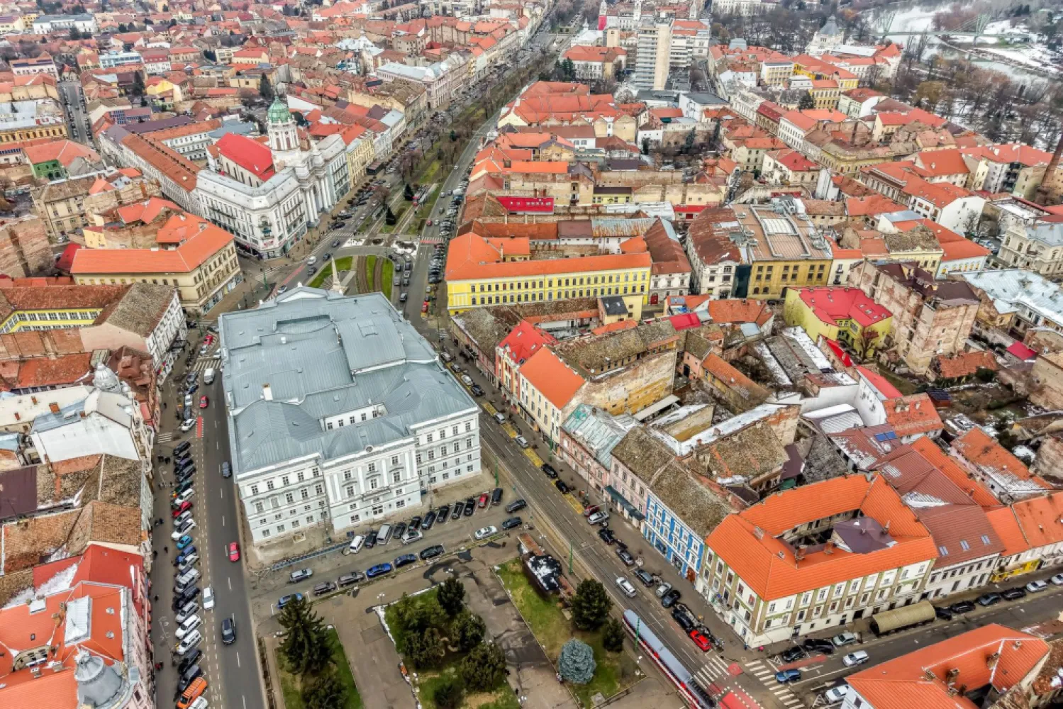 Clădire ultracentrală în Arad – activ imobiliar cu potențial ridicat - Oportunitate rară de achiziție a unei clădiri ultracentrale, situată lângă Teatrul de Stat din Arad, într-o zonă cu cerere constantă pentru spații comerciale, birouri și rezidențial premium.
Această proprietate se adresează cumpărătorilor care înțeleg valoarea poziției, dimensiunii și flexibilității într-o zonă consacrată.

Date-cheie investiționale:
Clădirea NU este încadrată în categoria de monumente istorice!
Necesită renovare completă, oferind libertatea de a crea un proiect reprezentativ, adaptat viziunii și standardelor actuale.
Teren 1.418 mp
Spații comerciale la parter (vizibilitate excelentă)
Acces auto în curtea interioară
Structură ce permite recompartimentare
Posibilitate dezvoltare birouri / apartamente / regim mixt

Opțiune strategică de extindere: posibilitate de achiziție a unei parcele alipite de 439 mp, cu acces separat din strada Unirii, crește semnificativ valoarea și flexibilitatea proiectului

Ideal pentru:
proiect rezidențial premium
hub de birouri
spații comerciale + rezidențial
reconversie turistică / medicală / educațională

Preț: 720.000 € | COMISION 0%

Pentru detalii și vizionare:
Sebastian Nica – 0722 252 639

Nu dispui de toată suma? Te ajutăm noi gratuit! Îți obținem oferte de la 16 bănci.

Ai o proprietate de vânzare în Arad și vrei să știi cât valorează cu adevărat?
Sună-mă pentru o evaluare gratuită, fără obligații.

Birou: ACASĂ | Agenție imobiliară Arad
Bulevardul Decebal 2, Arad 310133