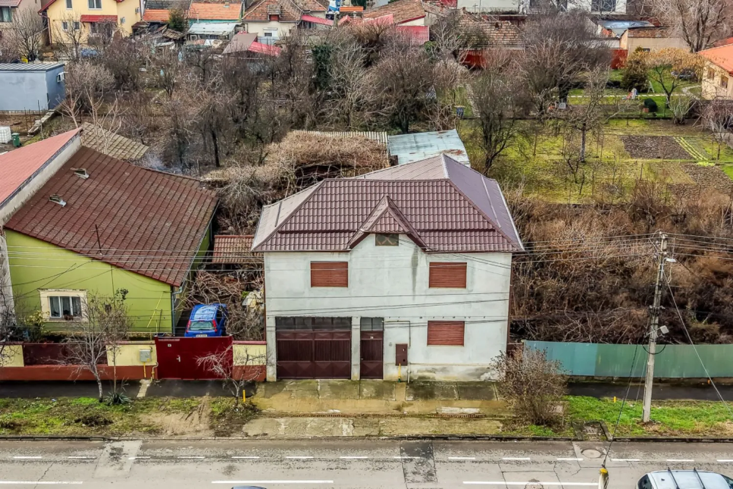 Casa 4 camere - Teren 539 mp - cartier Bujac - COMISION 0 - Vă propunem spre vânzare o casă solidă, cu 4 camere, situată în cartierul Bujac, pe strada București – una dintre cele mai căutate zone ale cartierului, datorită accesului rapid către magazine alimentare, Liceul Sportiv, stadionul din Bujac (Trei Colegi) și stația de autobuz.

Imobilul este construit în mare parte din cărămidă, pe fundație din beton, având regim de înălțime D + P + 1E + pod. Casa beneficiază de centuri de beton, placă de beton peste parter, iar acoperișul a fost recent schimbat, fiind realizat din tablă.

Proprietatea dispune de toate utilitățile, inclusiv gaz, încălzirea realizându-se cu centrală termică proprie.
Compartimentarea este practică și funcțională:
- 4 camere
- bucătărie cu cămară
- baie (există spațiu pentru încă o baie de serviciu)

Terenul are o suprafață de 539 mp, cu acces auto în curte. Pe proprietate se află mai multe anexe, care pot fi demolate, oferind posibilitatea amenajării unei grădini generoase sau a unui spațiu de relaxare.

Casa necesită renovare, fiind ideală pentru cei care doresc să o personalizeze după propriul plac.

📞 Pentru mai multe detalii și pentru programarea unei vizionări:
0755 274 519 – Daniel Hord - Consultant imobiliar.

Nu dispui de toată suma? Te ajutăm noi gratuit! Îți obținem oferte de la 16 bănci
Ai o proprietate de vânzare în Arad și vrei să știi cât valorează cu adevărat?
Sună-mă pentru o evaluare GRATUITĂ!

Birou: ACASĂ | Agenție imobiliară Arad
Adresă: Bulevardul Decebal 2, Arad 310133