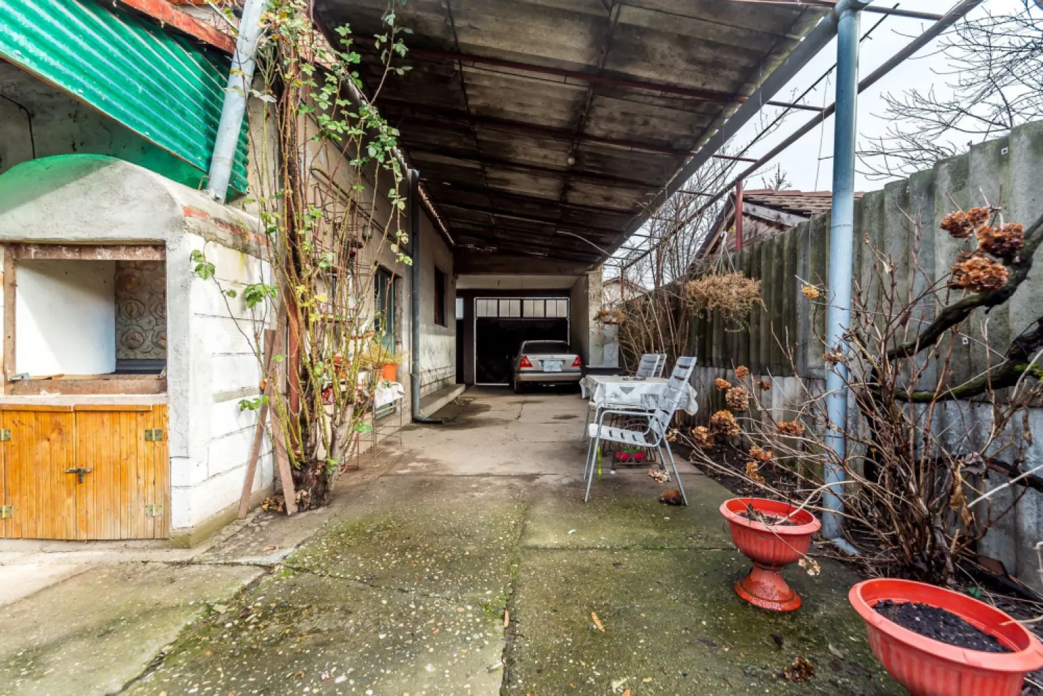 Casa 4 camere - Teren 539 mp - cartier Bujac - COMISION 0 - Vă propunem spre vânzare o casă solidă, cu 4 camere, situată în cartierul Bujac, pe strada București – una dintre cele mai căutate zone ale cartierului, datorită accesului rapid către magazine alimentare, Liceul Sportiv, stadionul din Bujac (Trei Colegi) și stația de autobuz.

Imobilul este construit în mare parte din cărămidă, pe fundație din beton, având regim de înălțime D + P + 1E + pod. Casa beneficiază de centuri de beton, placă de beton peste parter, iar acoperișul a fost recent schimbat, fiind realizat din tablă.

Proprietatea dispune de toate utilitățile, inclusiv gaz, încălzirea realizându-se cu centrală termică proprie.
Compartimentarea este practică și funcțională:
- 4 camere
- bucătărie cu cămară
- baie (există spațiu pentru încă o baie de serviciu)

Terenul are o suprafață de 539 mp, cu acces auto în curte. Pe proprietate se află mai multe anexe, care pot fi demolate, oferind posibilitatea amenajării unei grădini generoase sau a unui spațiu de relaxare.

Casa necesită renovare, fiind ideală pentru cei care doresc să o personalizeze după propriul plac.

📞 Pentru mai multe detalii și pentru programarea unei vizionări:
0755 274 519 – Daniel Hord - Consultant imobiliar.

Nu dispui de toată suma? Te ajutăm noi gratuit! Îți obținem oferte de la 16 bănci
Ai o proprietate de vânzare în Arad și vrei să știi cât valorează cu adevărat?
Sună-mă pentru o evaluare GRATUITĂ!

Birou: ACASĂ | Agenție imobiliară Arad
Adresă: Bulevardul Decebal 2, Arad 310133