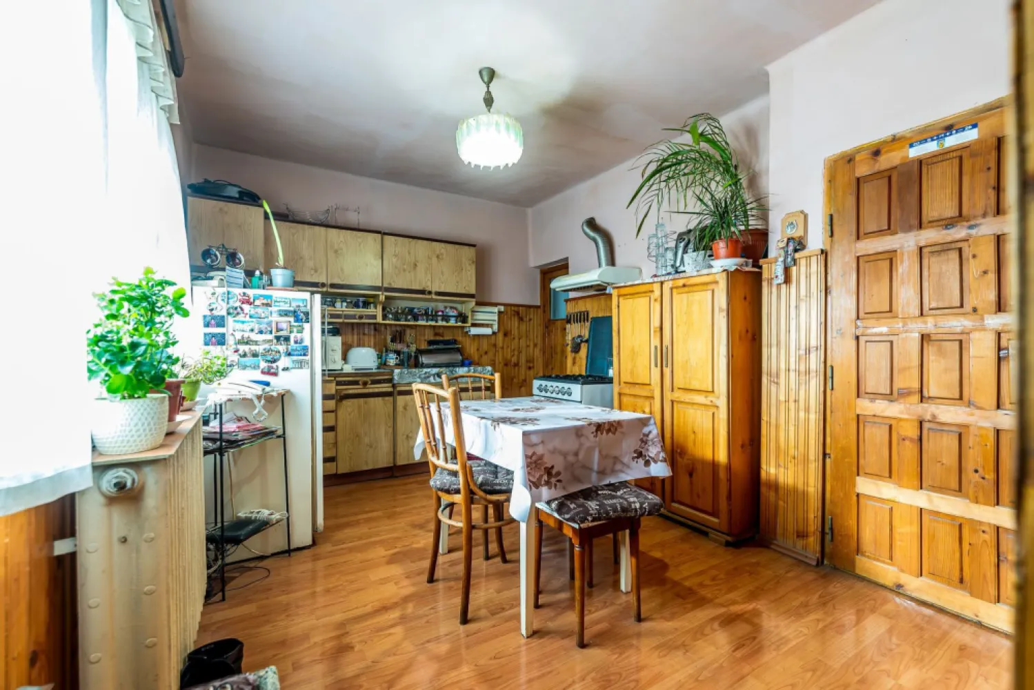 Casa 4 camere - Teren 539 mp - cartier Bujac - COMISION 0 - Vă propunem spre vânzare o casă solidă, cu 4 camere, situată în cartierul Bujac, pe strada București – una dintre cele mai căutate zone ale cartierului, datorită accesului rapid către magazine alimentare, Liceul Sportiv, stadionul din Bujac (Trei Colegi) și stația de autobuz.

Imobilul este construit în mare parte din cărămidă, pe fundație din beton, având regim de înălțime D + P + 1E + pod. Casa beneficiază de centuri de beton, placă de beton peste parter, iar acoperișul a fost recent schimbat, fiind realizat din tablă.

Proprietatea dispune de toate utilitățile, inclusiv gaz, încălzirea realizându-se cu centrală termică proprie.
Compartimentarea este practică și funcțională:
- 4 camere
- bucătărie cu cămară
- baie (există spațiu pentru încă o baie de serviciu)

Terenul are o suprafață de 539 mp, cu acces auto în curte. Pe proprietate se află mai multe anexe, care pot fi demolate, oferind posibilitatea amenajării unei grădini generoase sau a unui spațiu de relaxare.

Casa necesită renovare, fiind ideală pentru cei care doresc să o personalizeze după propriul plac.

📞 Pentru mai multe detalii și pentru programarea unei vizionări:
0755 274 519 – Daniel Hord - Consultant imobiliar.

Nu dispui de toată suma? Te ajutăm noi gratuit! Îți obținem oferte de la 16 bănci
Ai o proprietate de vânzare în Arad și vrei să știi cât valorează cu adevărat?
Sună-mă pentru o evaluare GRATUITĂ!

Birou: ACASĂ | Agenție imobiliară Arad
Adresă: Bulevardul Decebal 2, Arad 310133