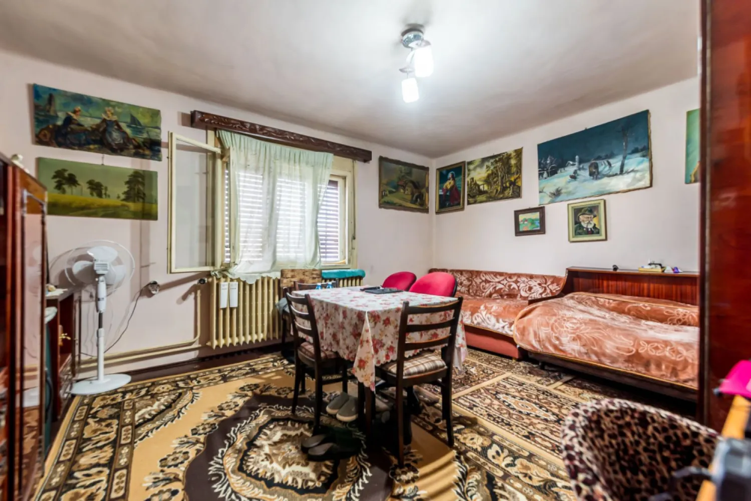 Casa 4 camere - Teren 539 mp - cartier Bujac - COMISION 0 - Vă propunem spre vânzare o casă solidă, cu 4 camere, situată în cartierul Bujac, pe strada București – una dintre cele mai căutate zone ale cartierului, datorită accesului rapid către magazine alimentare, Liceul Sportiv, stadionul din Bujac (Trei Colegi) și stația de autobuz.

Imobilul este construit în mare parte din cărămidă, pe fundație din beton, având regim de înălțime D + P + 1E + pod. Casa beneficiază de centuri de beton, placă de beton peste parter, iar acoperișul a fost recent schimbat, fiind realizat din tablă.

Proprietatea dispune de toate utilitățile, inclusiv gaz, încălzirea realizându-se cu centrală termică proprie.
Compartimentarea este practică și funcțională:
- 4 camere
- bucătărie cu cămară
- baie (există spațiu pentru încă o baie de serviciu)

Terenul are o suprafață de 539 mp, cu acces auto în curte. Pe proprietate se află mai multe anexe, care pot fi demolate, oferind posibilitatea amenajării unei grădini generoase sau a unui spațiu de relaxare.

Casa necesită renovare, fiind ideală pentru cei care doresc să o personalizeze după propriul plac.

📞 Pentru mai multe detalii și pentru programarea unei vizionări:
0755 274 519 – Daniel Hord - Consultant imobiliar.

Nu dispui de toată suma? Te ajutăm noi gratuit! Îți obținem oferte de la 16 bănci
Ai o proprietate de vânzare în Arad și vrei să știi cât valorează cu adevărat?
Sună-mă pentru o evaluare GRATUITĂ!

Birou: ACASĂ | Agenție imobiliară Arad
Adresă: Bulevardul Decebal 2, Arad 310133