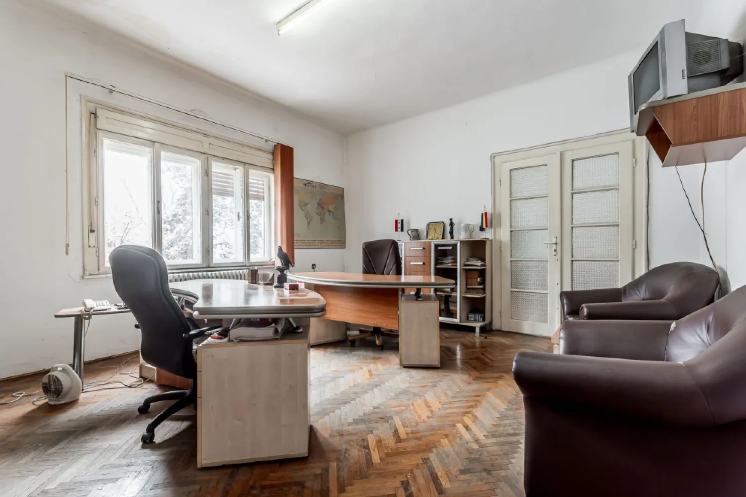 Vila individuala de exceptie Praporgescu Malul Mureșului - Sunt zone în Arad unde proprietățile individuale ajung foarte rar pe piață.

Praporgescu, malul Mureșului, este una dintre acestea.
Vila este listată pentru prima dată, într-o poziție de referință, cu deschidere către faleză, parc și oraș.

Poziționare pe colț, cu dublă deschidere și acces separat:

fațada principală către Splaiul Praporgescu, iar accesul pietonal și auto din strada I.C. Brătianu

Zonă exclusivistă, cu foarte puține imobile individuale și fără clădiri înalte.
Vizibilitate, intimitate și statut

Construcția este dispusă pe demisol, parter înalt și etaj, fiecare nivel este deservit de casa scării, permițând compartimentarea în două spații complet independente.

Această configurație face imobilul ideal pentru utilizări mixte:

*locuință premium pe un nivel
*birouri, reprezentanță sau clinică pe un alt nivel
*sau două unități funcționale complet separate

Terenul are o suprafață de 493 mp și include:
*2 garaje generoase
*spațiu pentru zonă verde sau parcare privată

Acoperișul oferă posibilitatea amenajării unei terase panoramice, cu vedere deschisă către Mureș, parc și oraș cu o perspectivă rară.

Proprietatea necesită renovare și reabilitare completă, oferind libertate totală de personalizare pentru un proiect de referință.

📞 Contactează-mă acum dacă înțelegi valoarea unei locații exclusiviste care apare foarte rar la vânzare, telefon 0757.662.907 Andrei Caracioni consultant imobiliar AcasaArad. 

Nu dispui de toată suma? Te ajutăm noi gratuit! Îți obținem oferte de la 16 bănci.
Birou: ACASĂ | Agenție imobiliară Arad
Bulevardul Decebal 2, Arad 310133

Cod proprietate: CP2865351