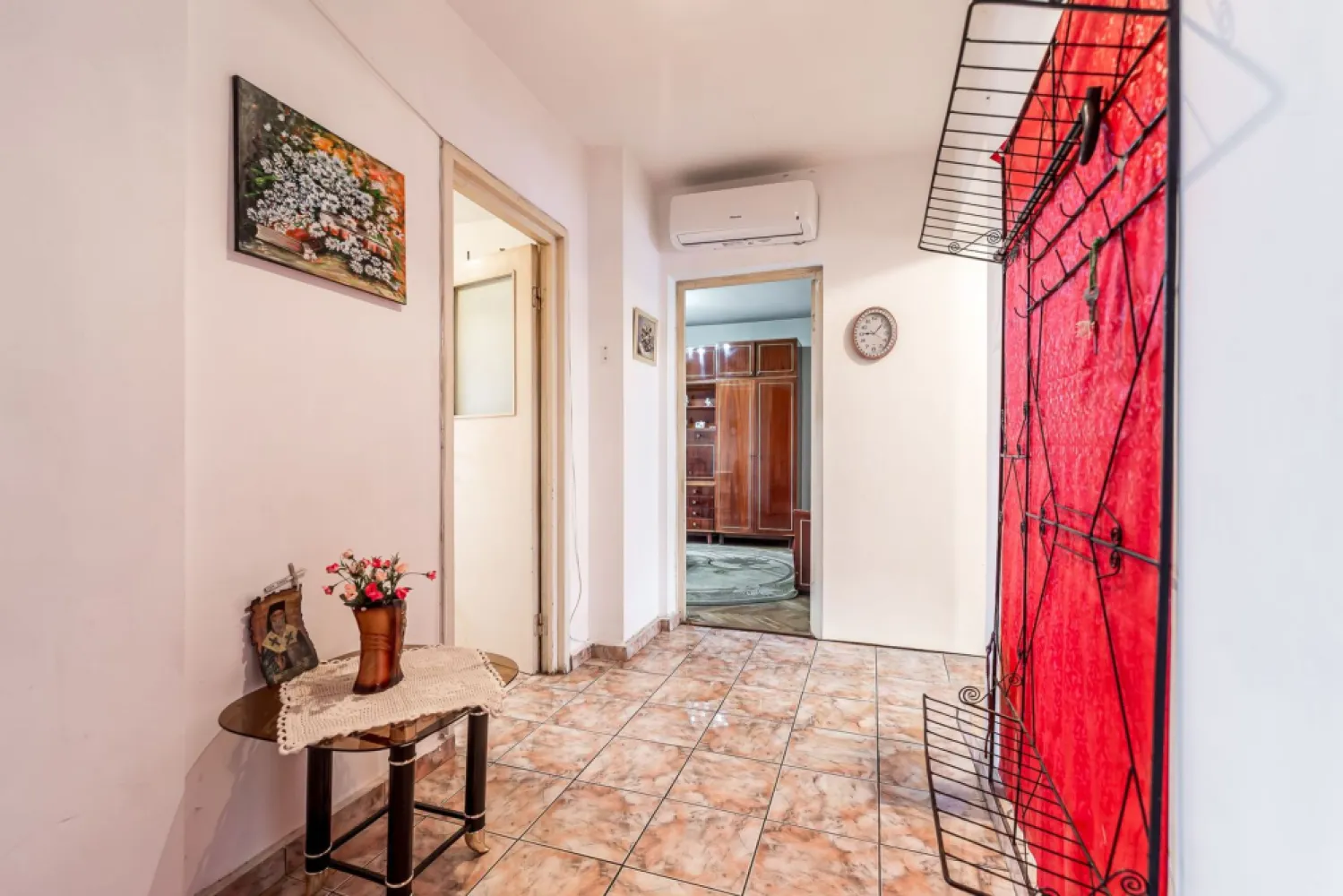 Apartament cu 4 camere decomandat cu vedere panoramica - Comision 0%
Se oferă spre vânzare apartament cu 4 camere, excelent poziționat în Piața Gării, cu vedere pe două părți: spre Gară și spre Atrium Mall.
Imobilul este situat într-un bloc din cărămidă, foarte bine izolat termic, reabilitat și izolat integral la exterior, ceea ce asigură confort și costuri reduse de întreținere.
Apartamentul este complet decomandat, are o compartimentare practică și mult potențial:
sufragerie
bucătărie
3 dormitoare
2 băi
balcon cu vedere panoramică asupra orașului
Este situat la etajul 4, fapt ce oferă lumină naturală pe tot parcursul zilei, iar zgomotul și praful orașului sunt considerabil diminuate față de etajele inferioare.
Dotări:
centrală proprie pe gaz
aer condiționat
Apartamentul necesită renovare, oferind posibilitatea de amenajare după propriul gust, fiind ideal atât pentru locuință de familie, cât și pentru investiție.

📍 Localizare excelentă, cu acces rapid către transport, magazine și puncte de interes
📈 Compartimentare foarte bună și potențial ridicat

📞 Pentru detalii și programarea unei vizionări:
Blaga Flavius – 0754467525 Consultant imobiliar acreditat APAIR (Asociația Profesională a Agenților Imobiliari din România)

Nu dispui de toată suma? Te ajutăm noi gratuit! Îți obținem oferte de la 16 bănci.
Ai o proprietate de vânzare în Arad și vrei să știi cât valorează cu adevărat?

Birou: ACASĂ | Agenție imobiliară Arad
Adresă: Bulevardul Decebal 2, Arad 310133